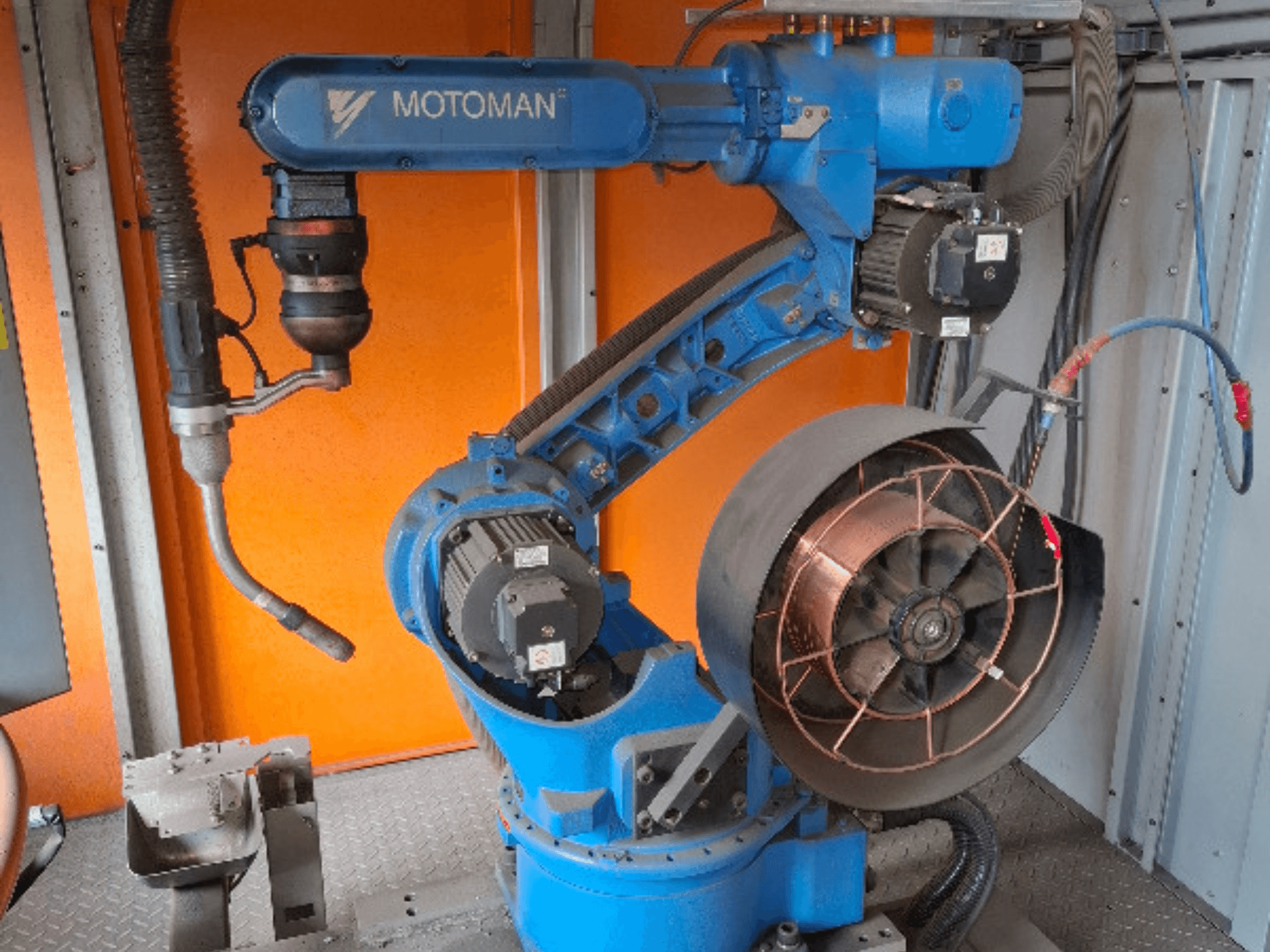 MOTOMAN robotarm in blauw, zijaanzicht, met bevestigde ventilator en gereedschap, met weergave van mechanische details en verbindingen.