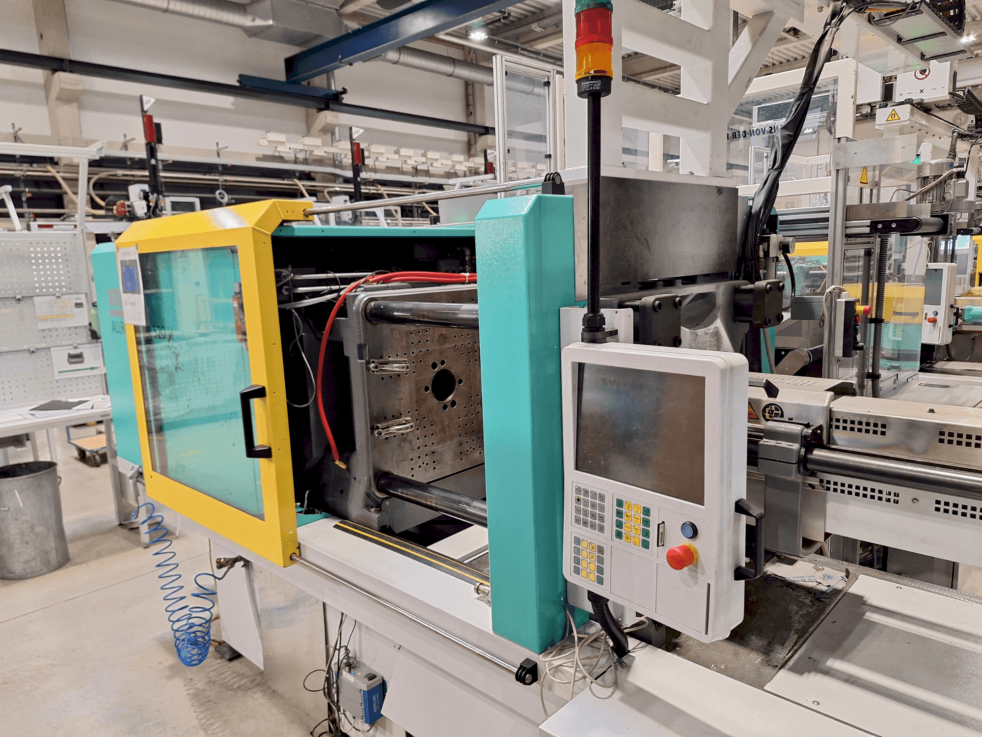 Vooraanzicht van Arburg 520 H machine