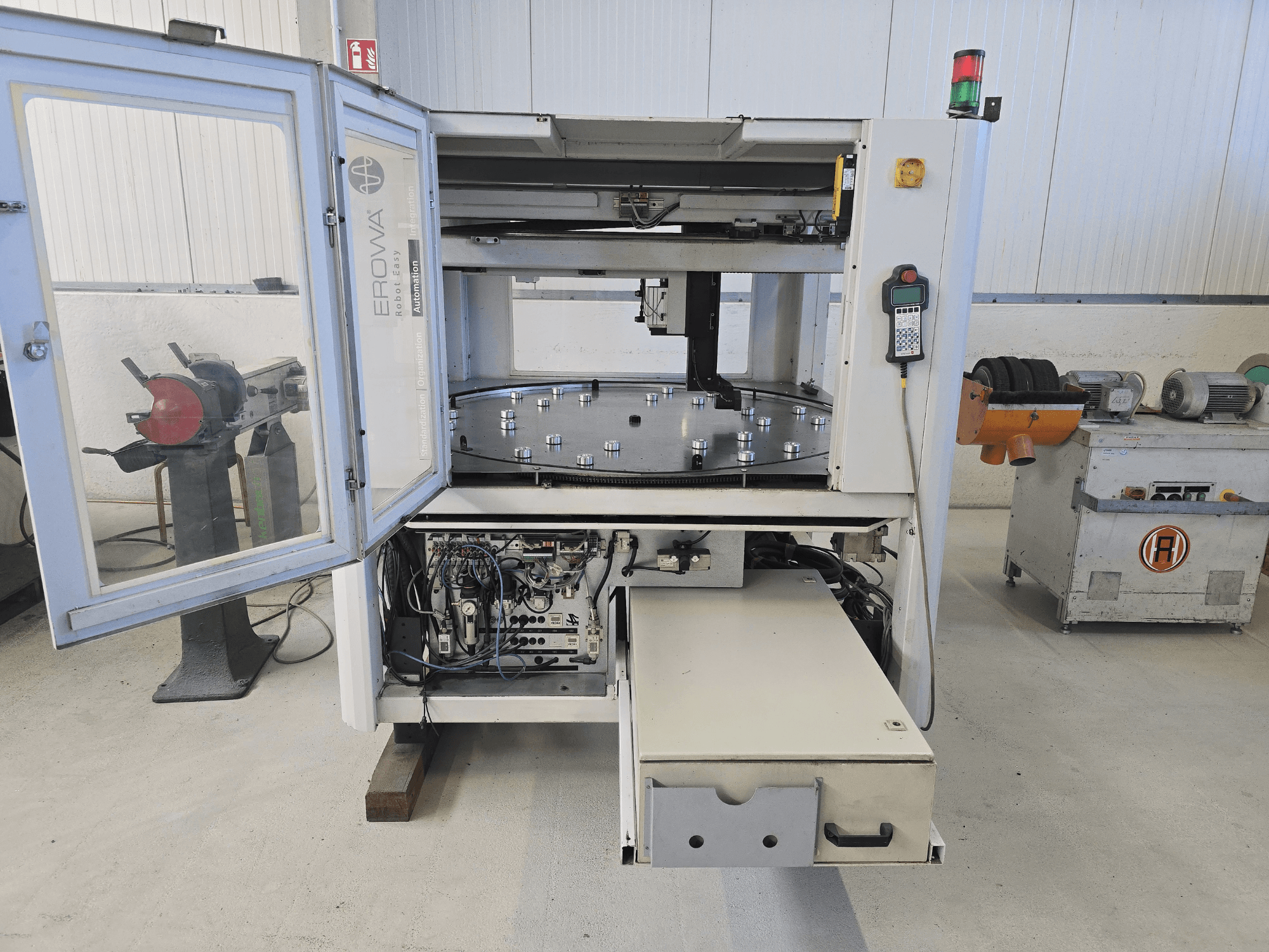 EROFA Robot Easy Automation automatiseringssysteem, vooraanzicht met open deur die de interne componenten en bedieningselementen toont.
