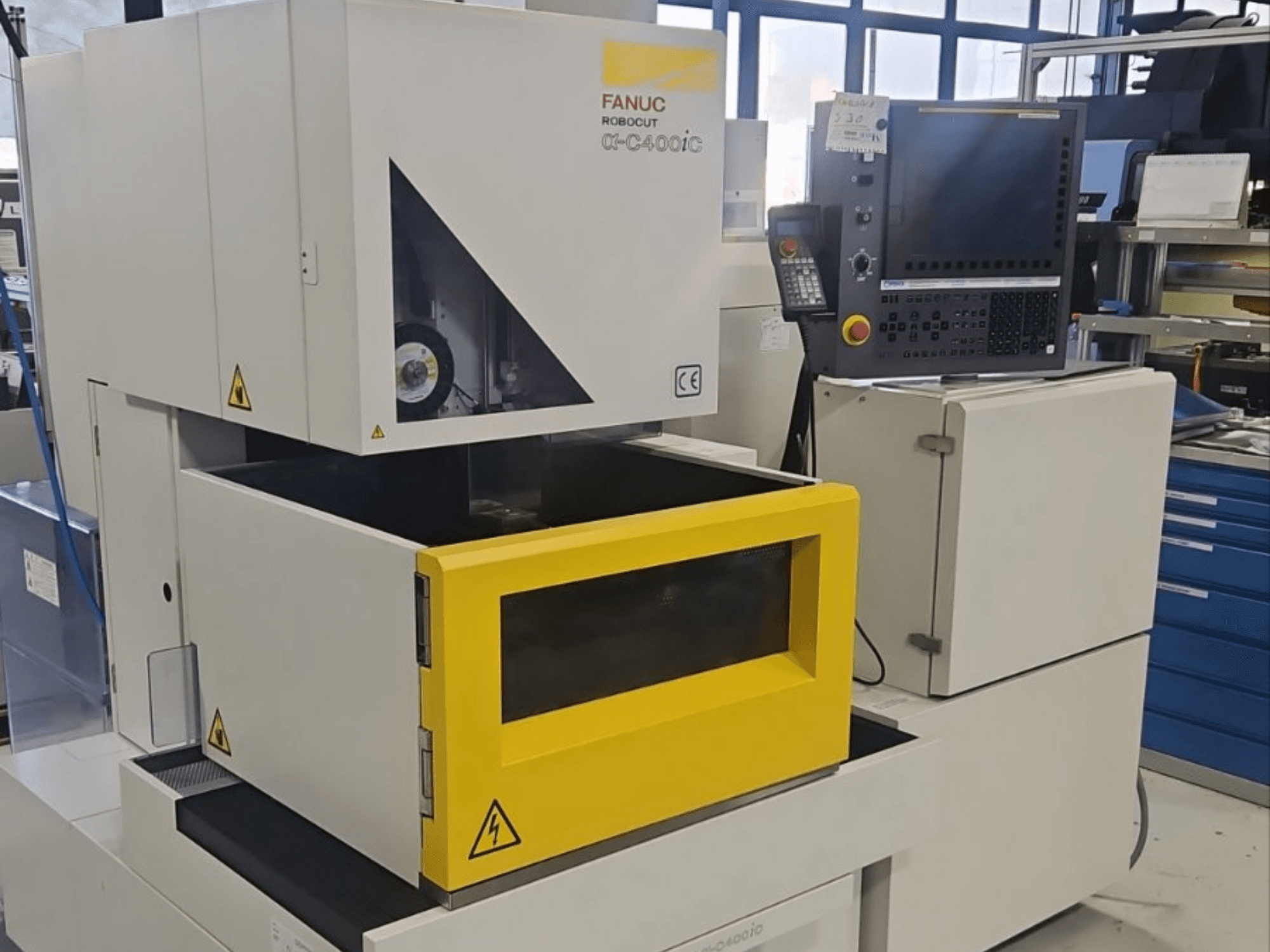 FANUC Robocut alpha-C400iC zink-EDM-machine in vooraanzicht, met een gele werkstukruimte en bedieningspaneel.