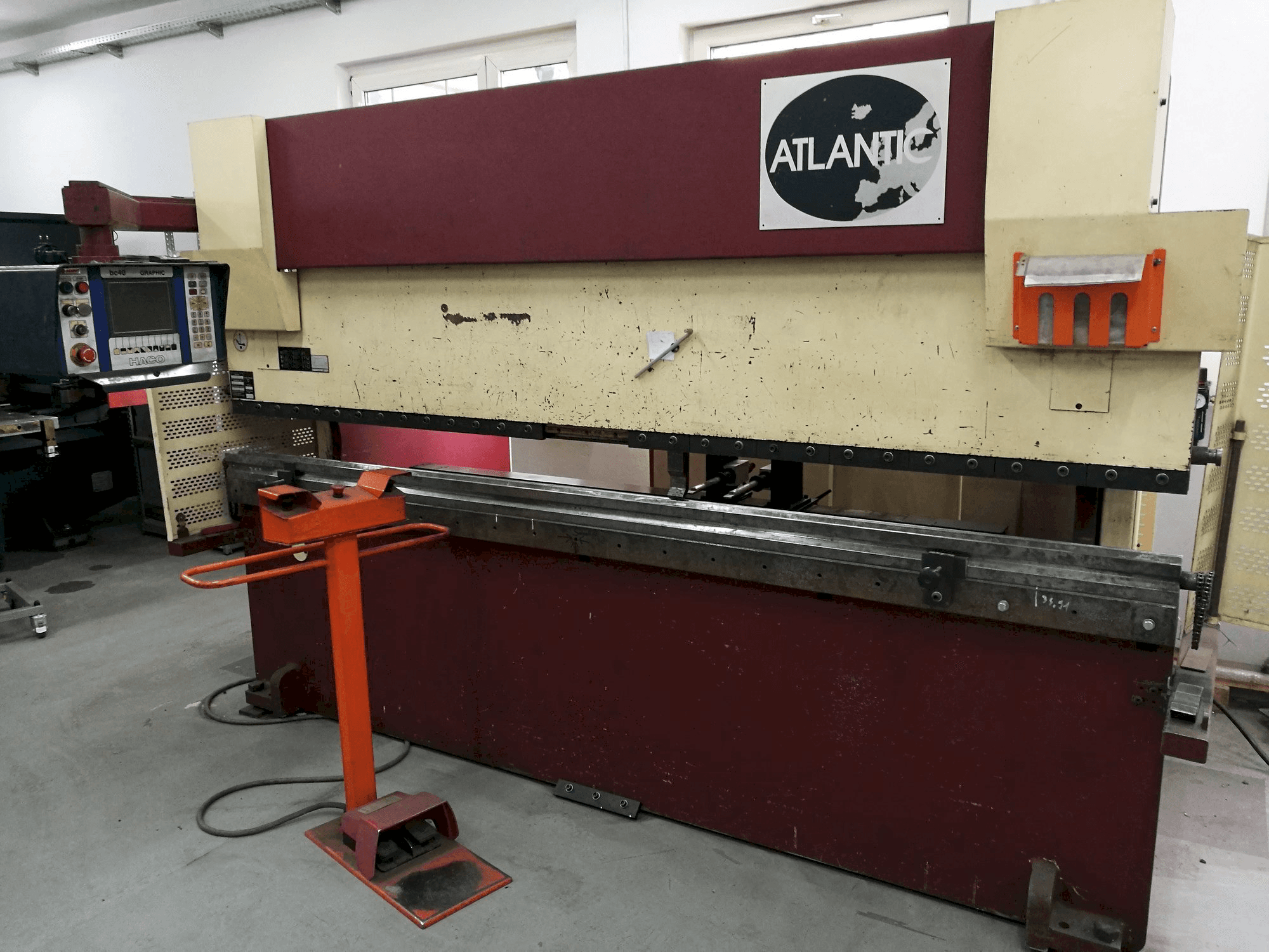 Vooraanzicht van HACO ATLANTIC HPE 30100 machine