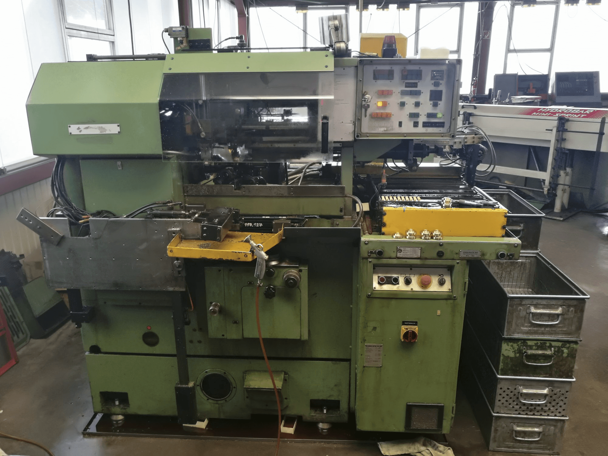 Vooraanzicht van KOEPFER 153 B machine