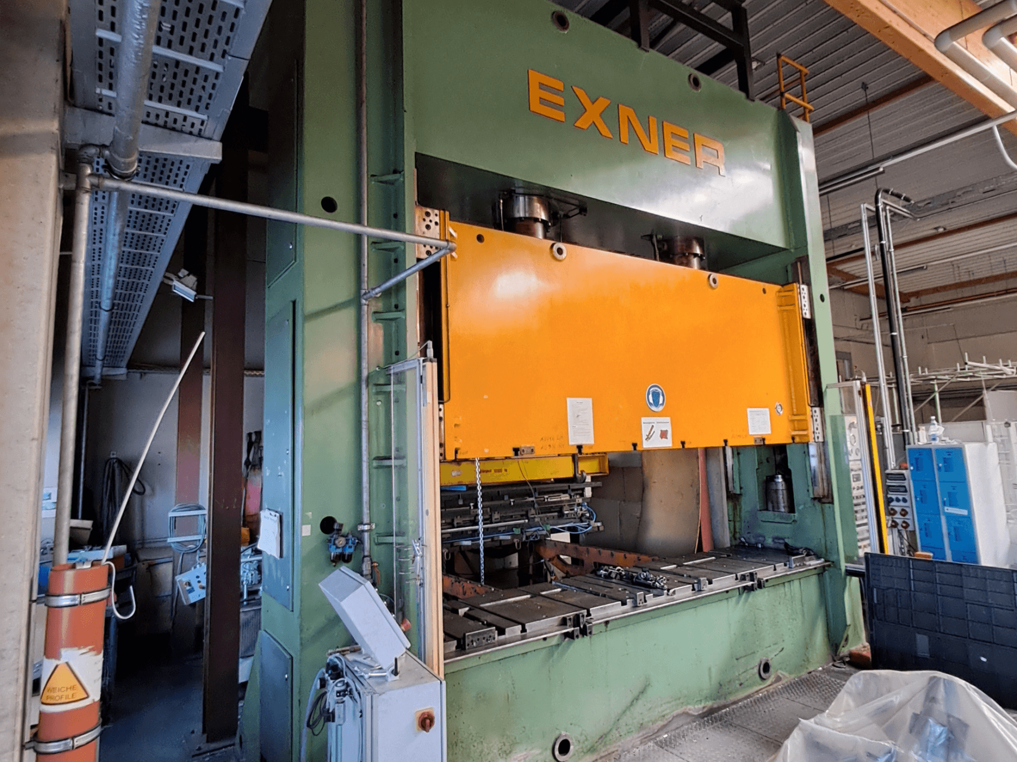 EXNER EX SBR 200 hydraulische pers in zijaanzicht, met een oranje persplaat en een zichtbaar bedieningspaneel.