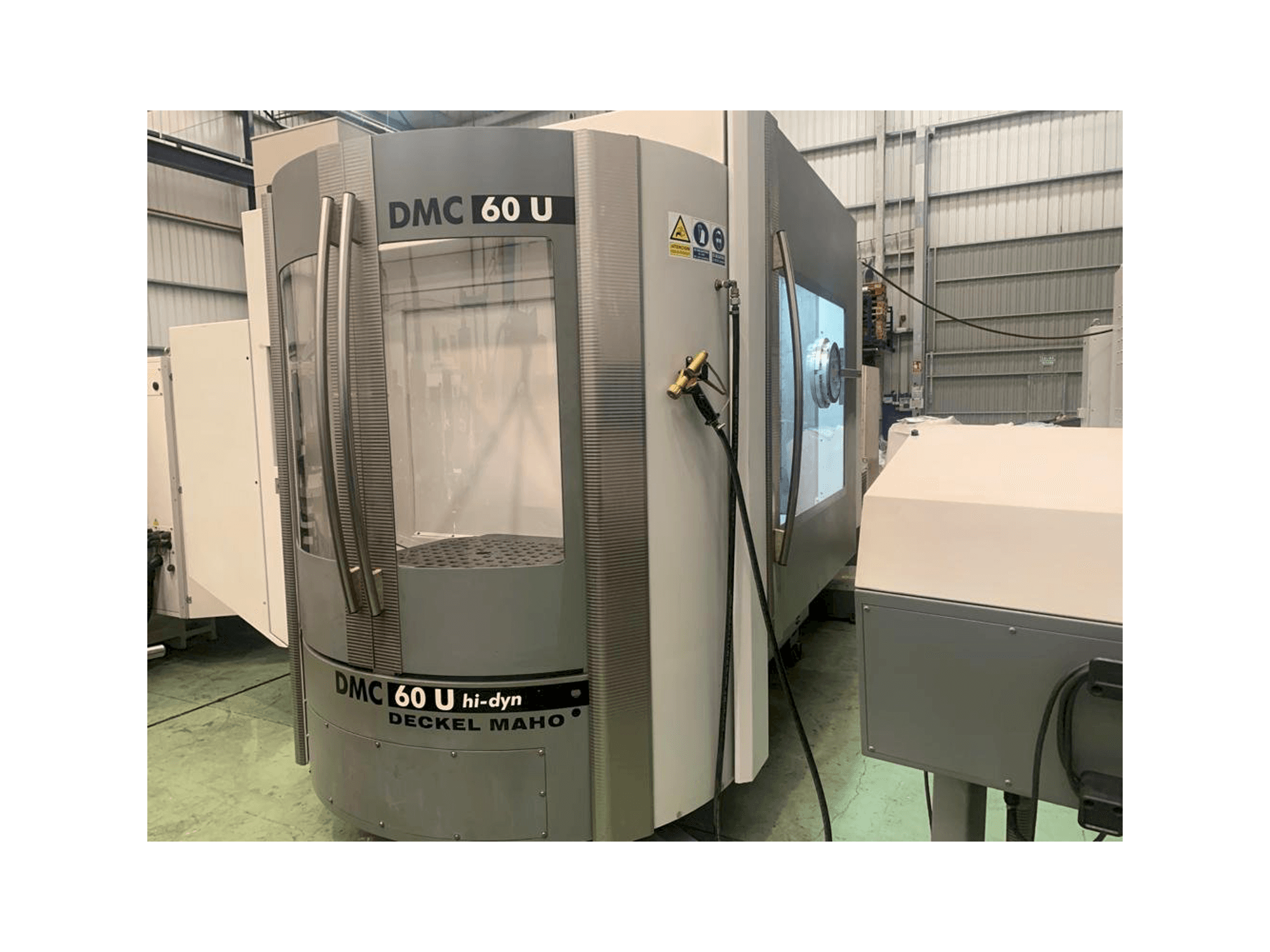 Vooraanzicht van DECKEL DMC 60 U hi-dyn machine