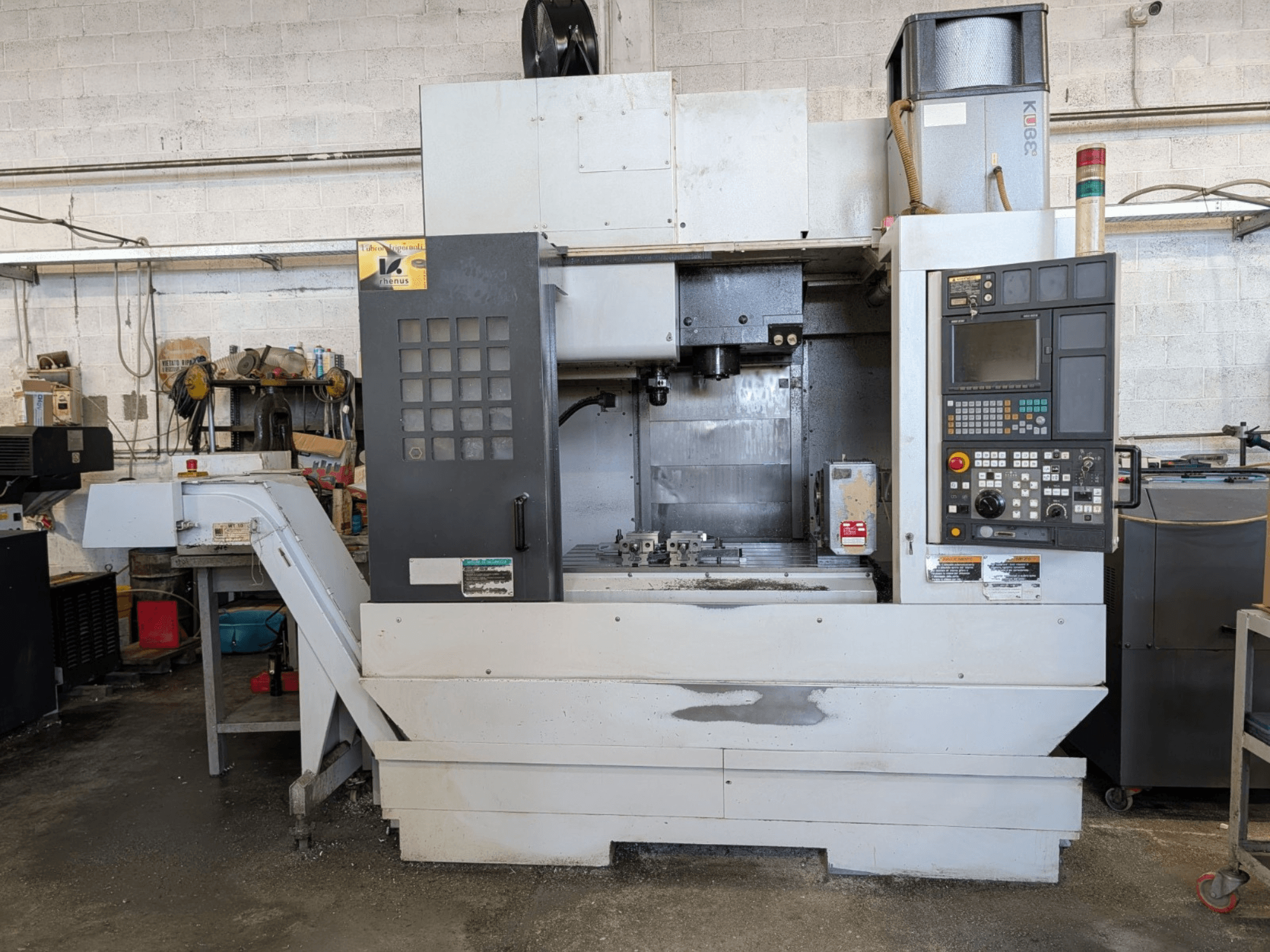 Vooraanzicht van een MORI SEIKI NV-5000α1/40 verticaal bewerkingscentrum met het bedieningspaneel en het werkgebied zichtbaar.