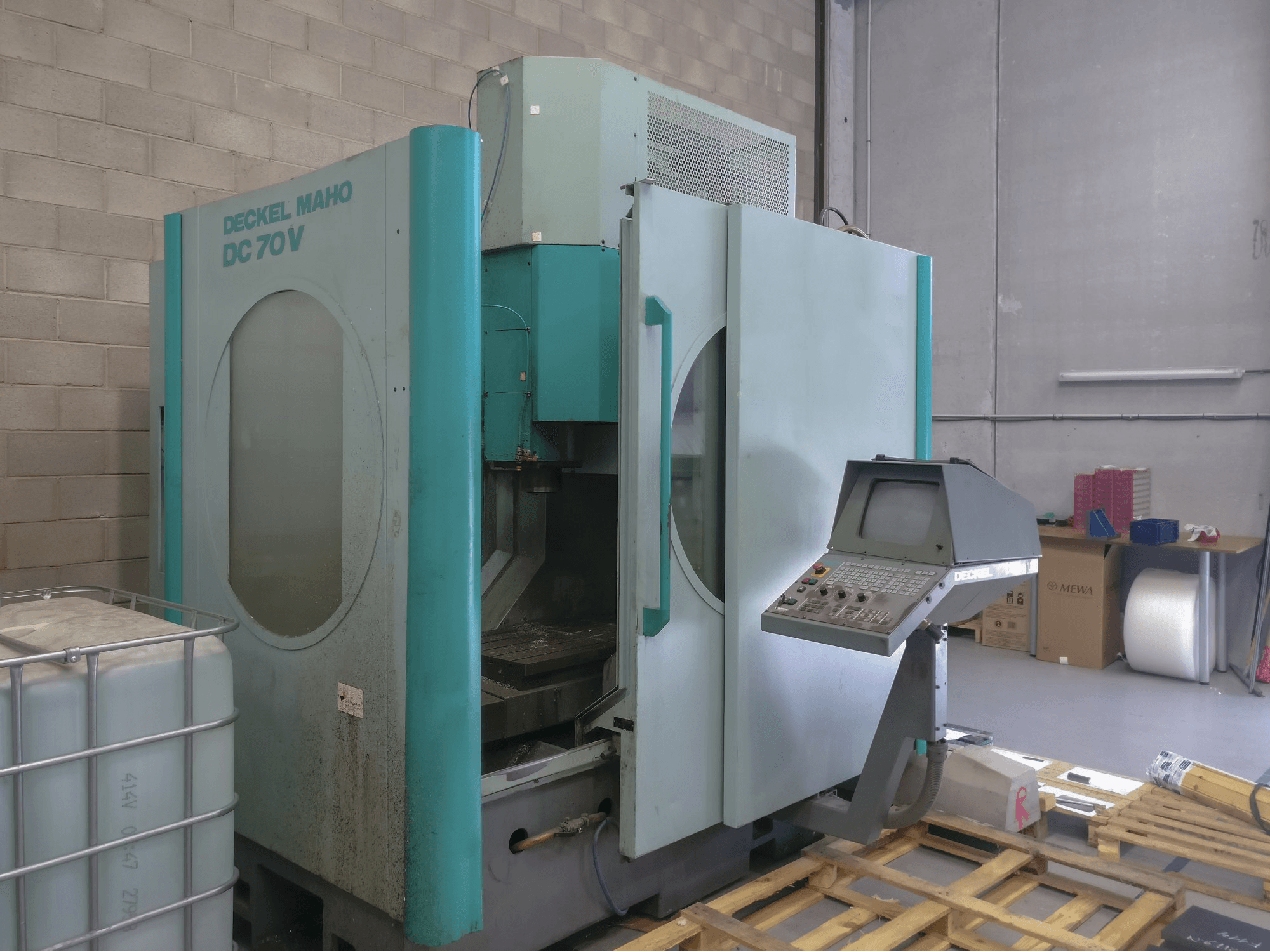 Vooraanzicht van Deckel Maho Gildemeister DC 70 V machine