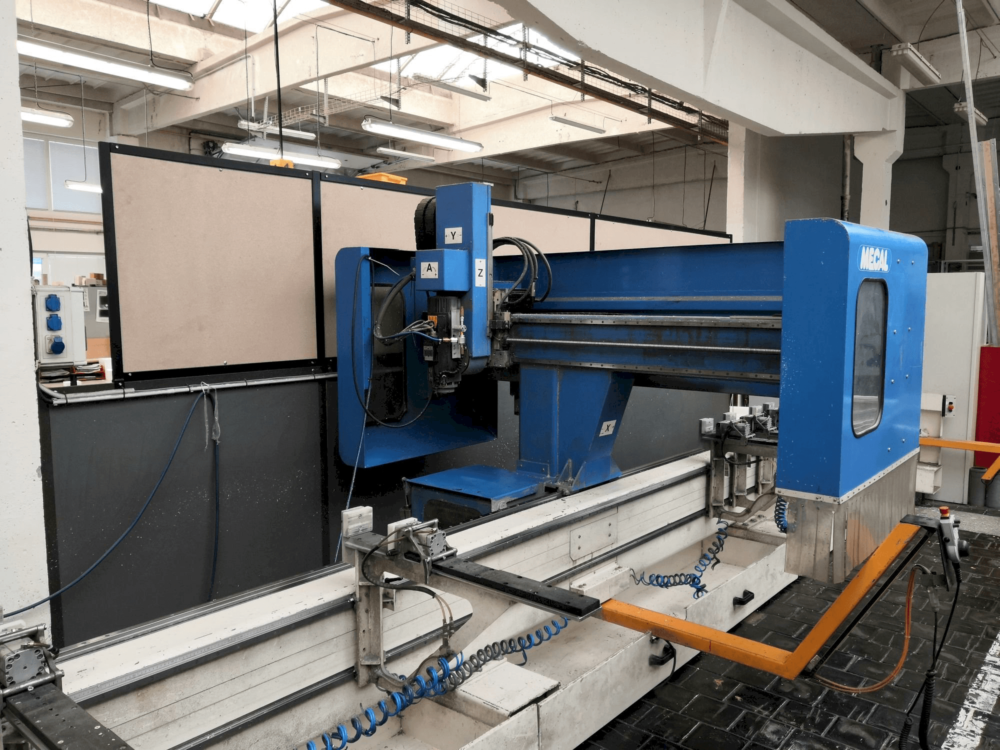 Vooraanzicht van MECAL MC 304 Pioneer 3 machine