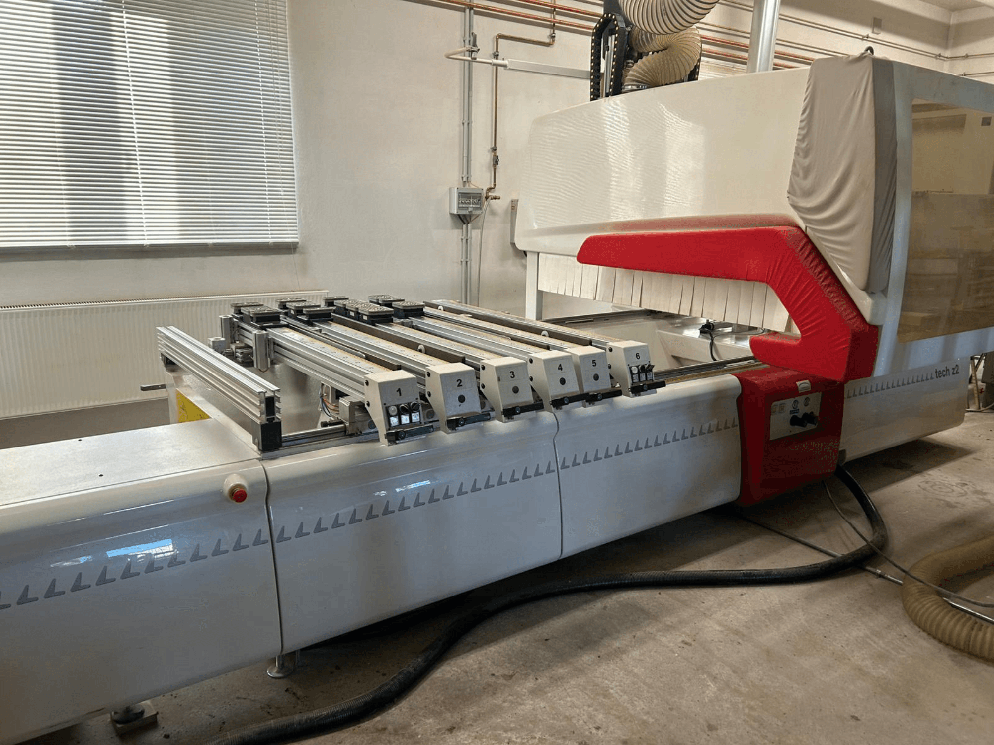SCM TECH Z2-27-C houtboormachine, zijaanzicht, met bedieningspaneel en rails, met rode en witte designelementen.