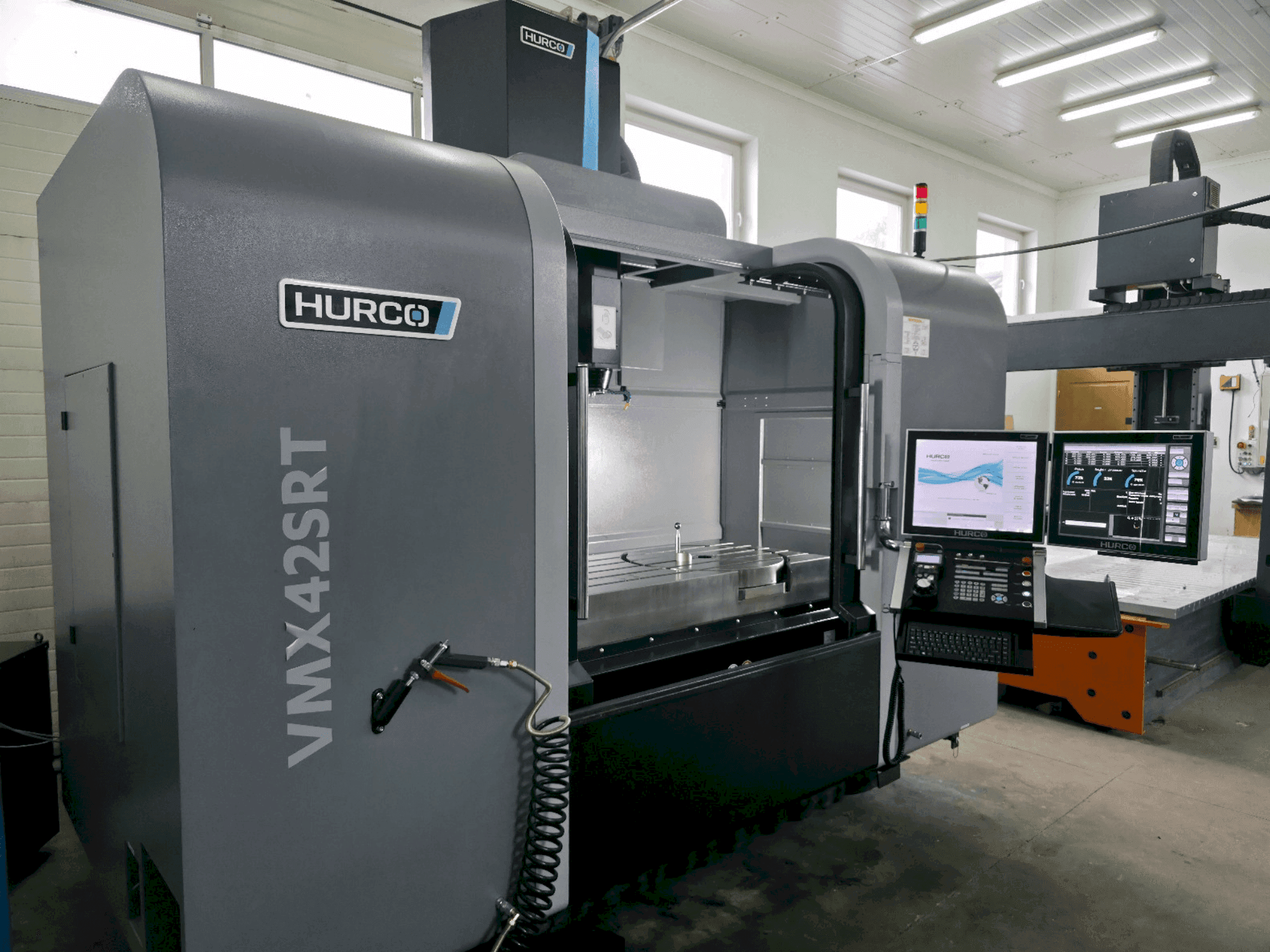 Vooraanzicht van Hurco VMX 42SRTi machine