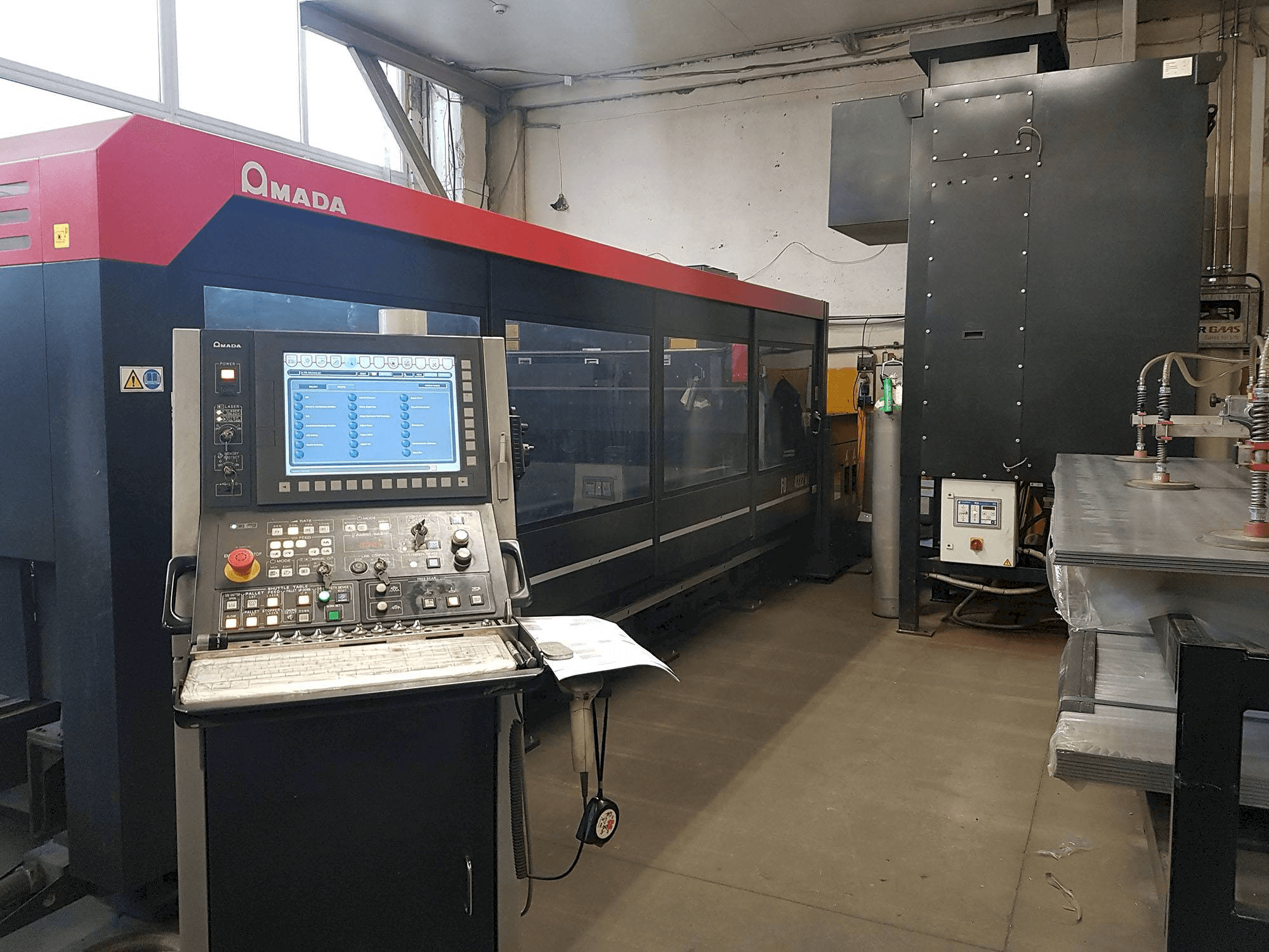 Vooraanzicht van AMADA FOM2 4222NT machine