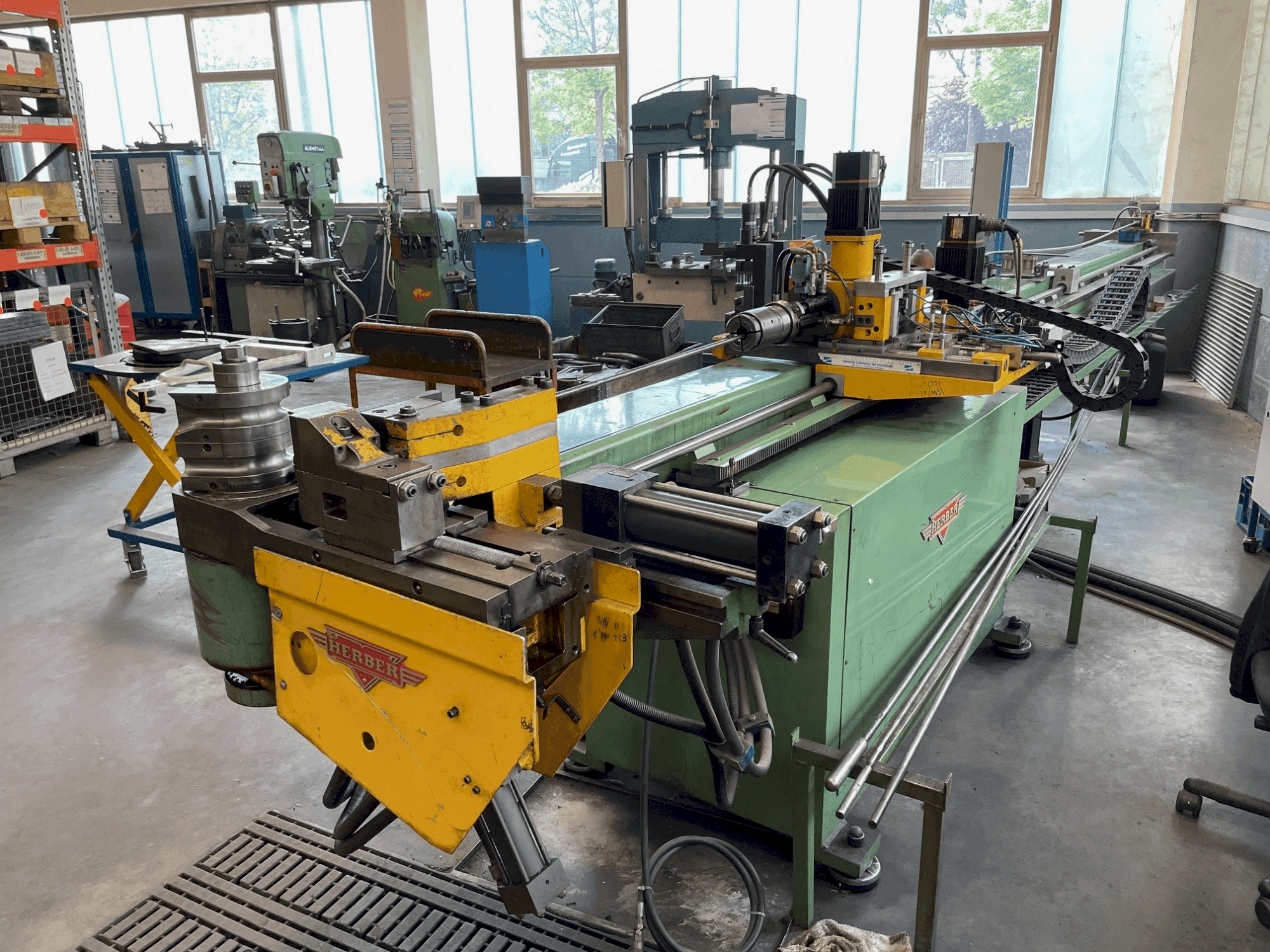 Vooraanzicht van HERBER 42 CNC machine