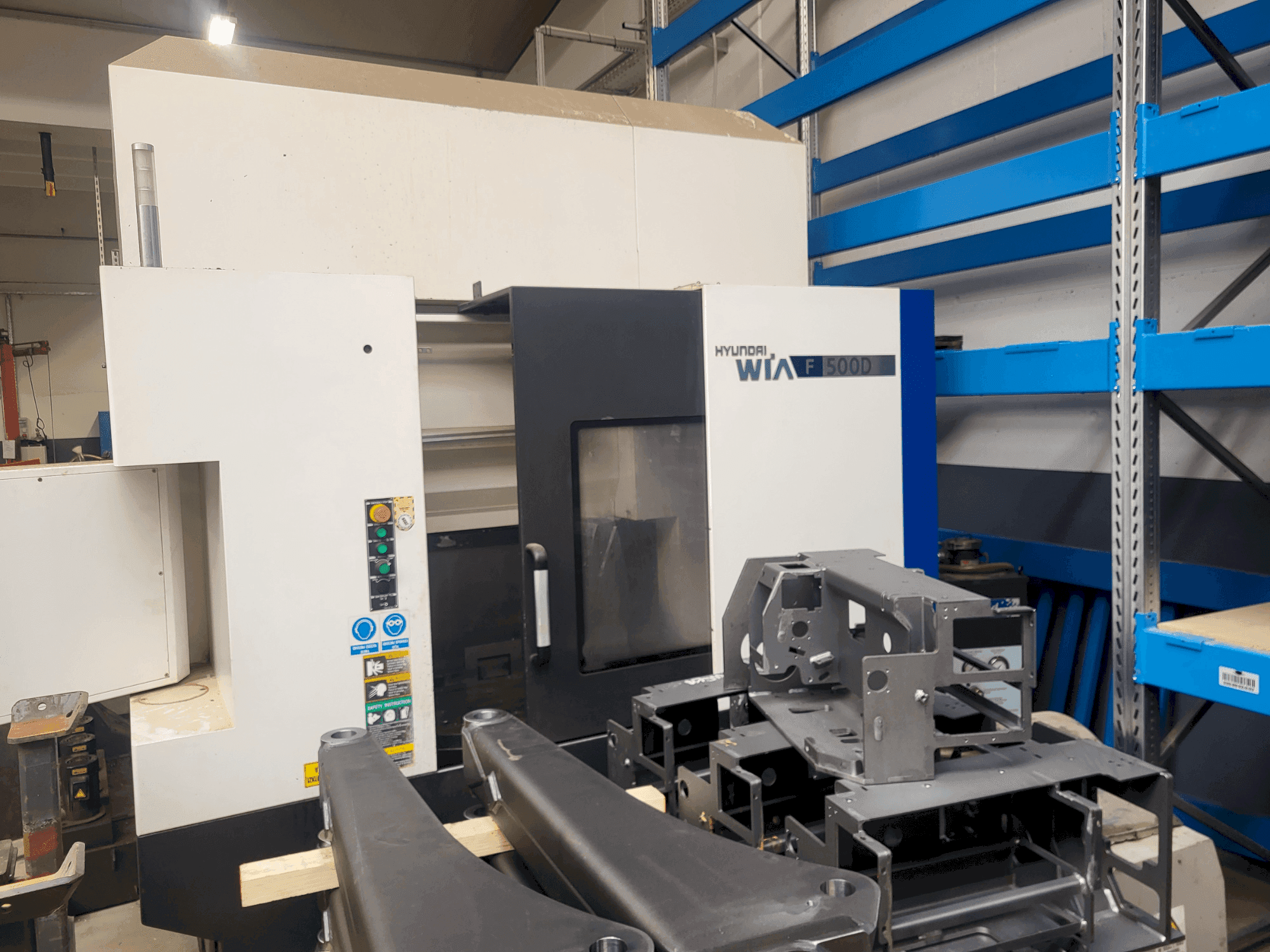 Vooraanzicht van Hyundai Wia F500D machine