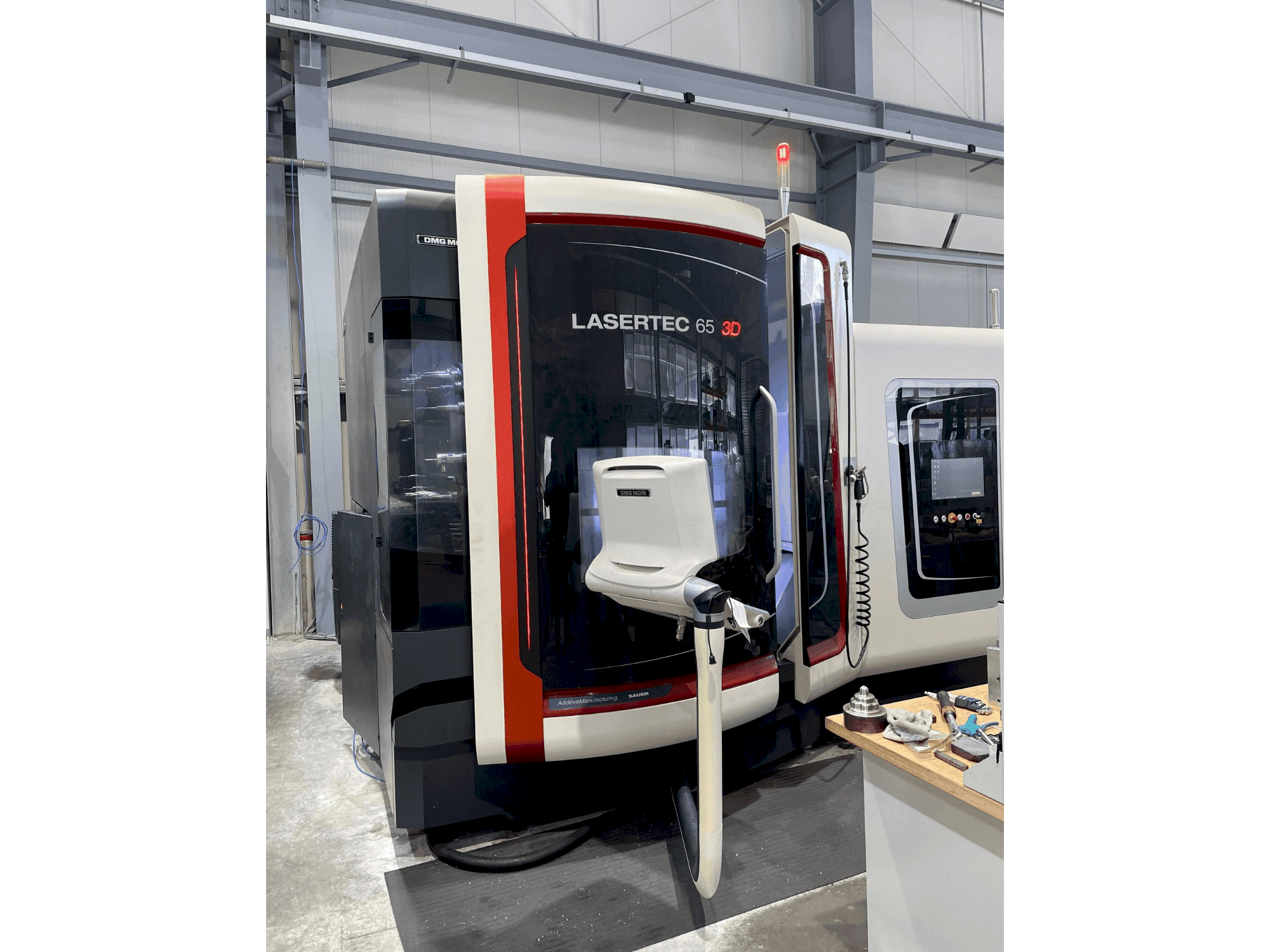 Vooraanzicht van DMG MORI LASERTEC 65 3D Hybrid machine