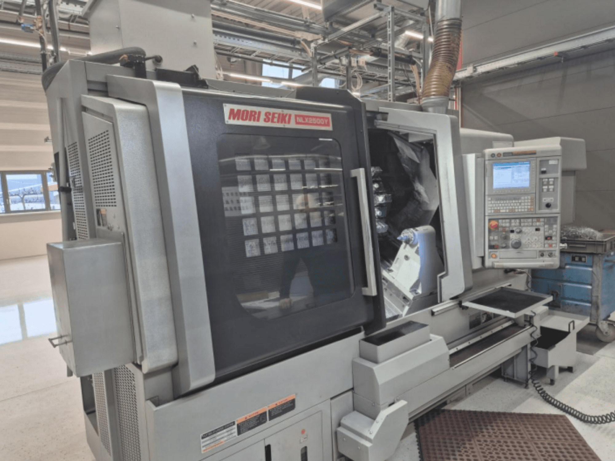 MORI SEIKI NL2500Y CNC draaibank in een fabrieksopstelling, vooraanzicht met bedieningspaneel en werkstukkamer.