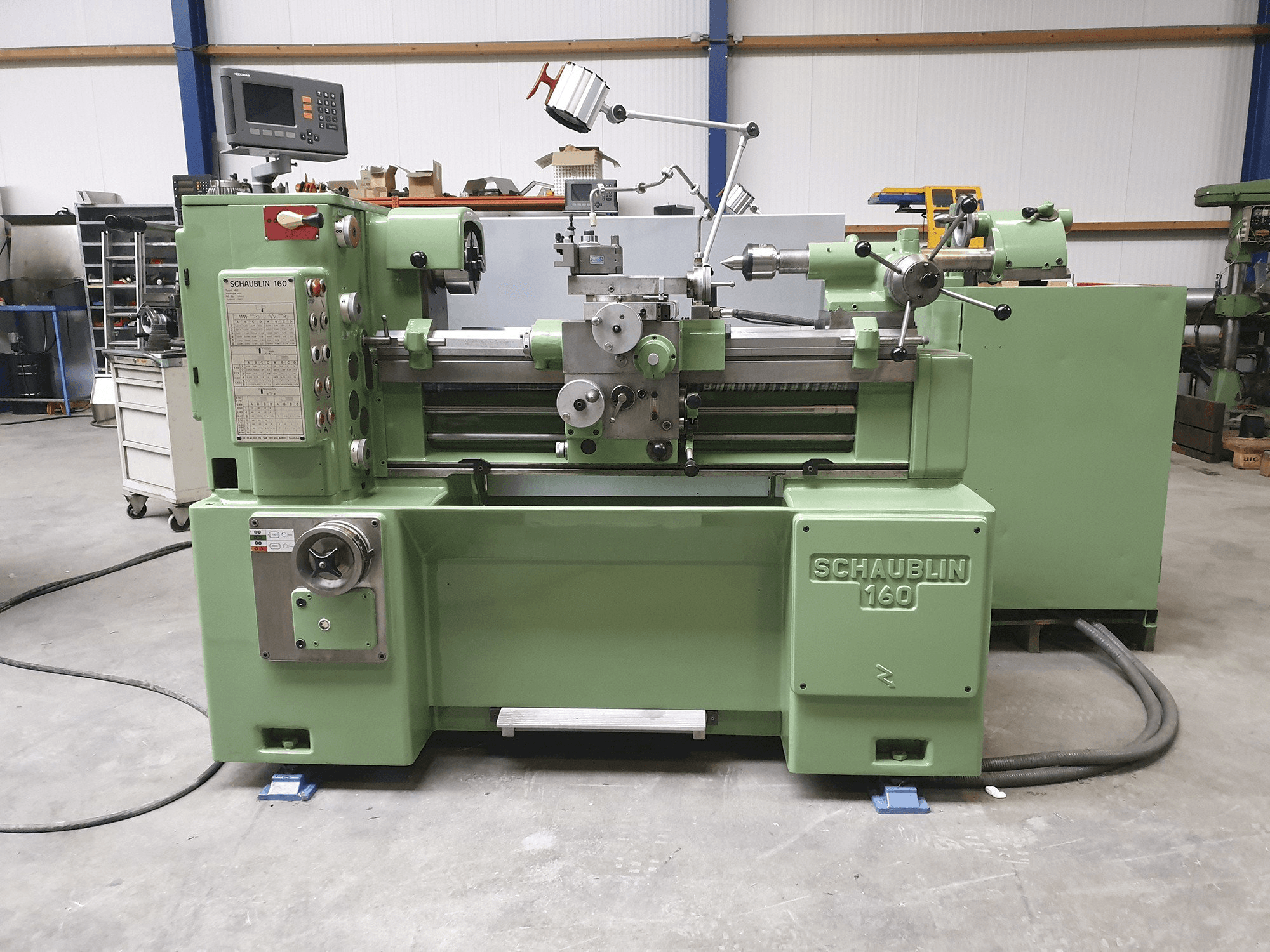 Vooraanzicht van SCHAUBLIN 160 machine