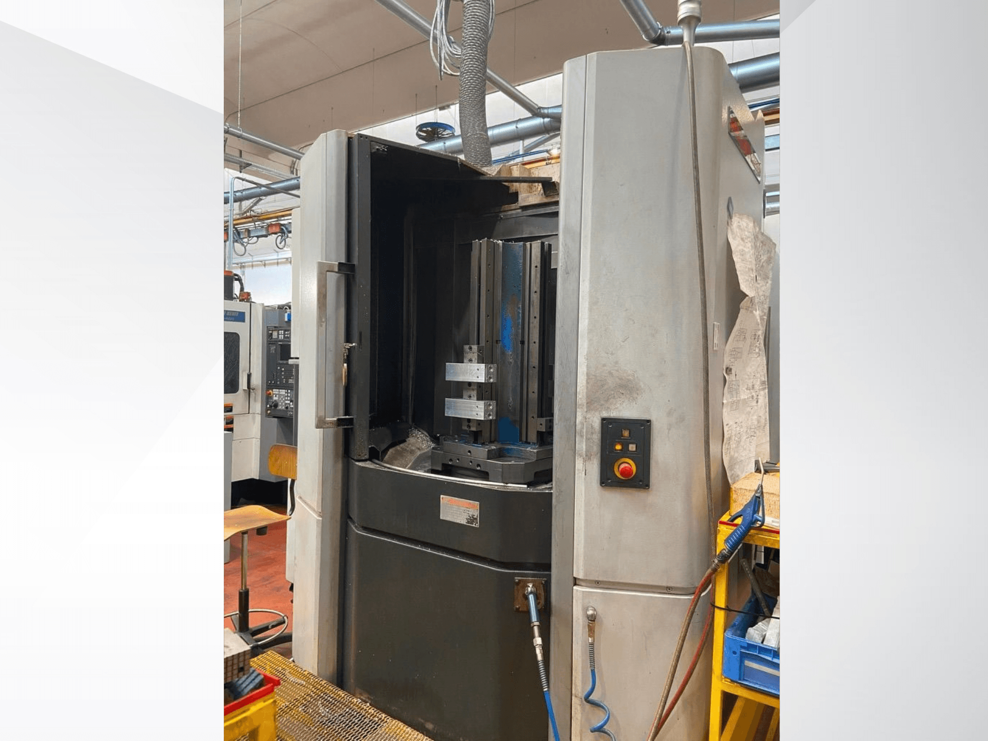 MORI SEIKI NHX 5000 horizontaal bewerkingscentrum, vooraanzicht met geopende deur, gereedschapshouder en bedieningspaneel.