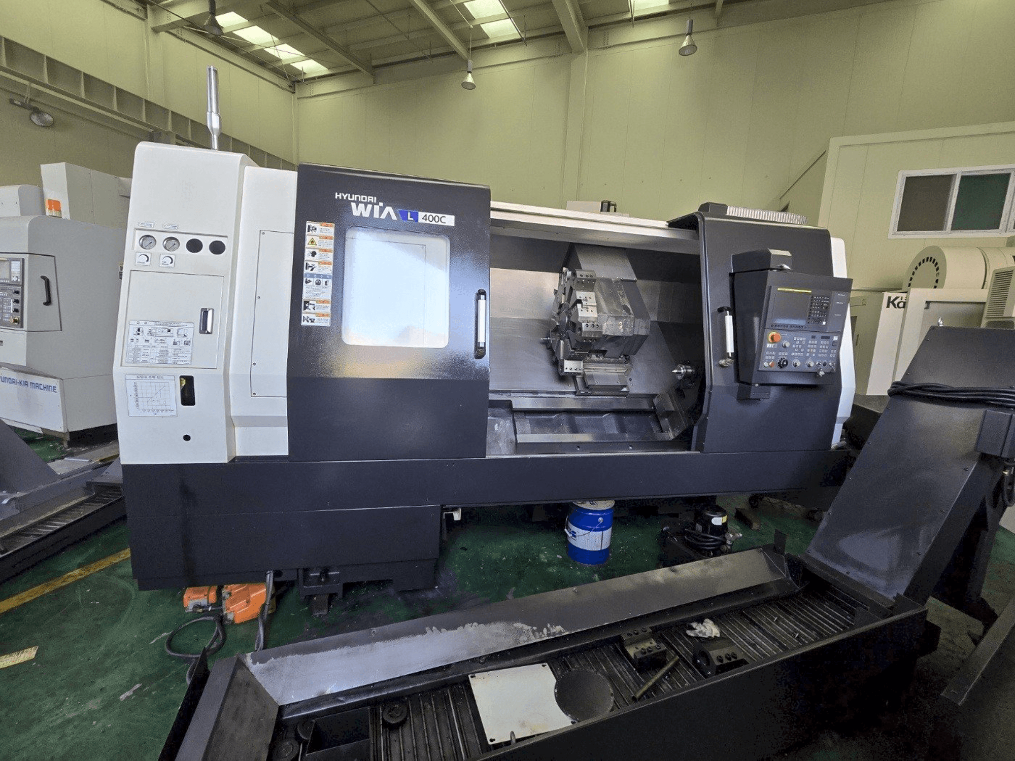 Vooraanzicht van Hyundai Wia L400C machine