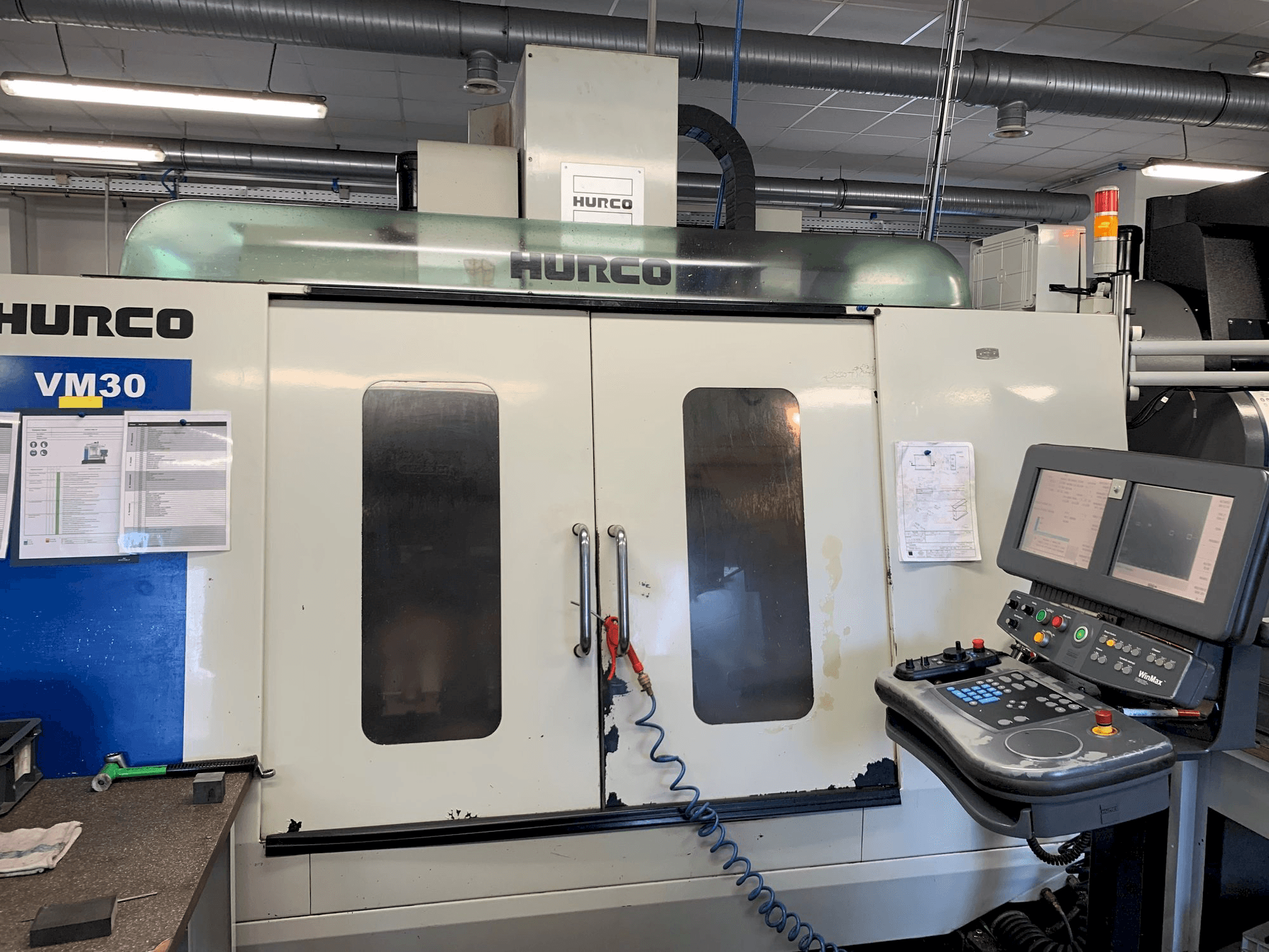 Vooraanzicht van Hurco VM30 machine