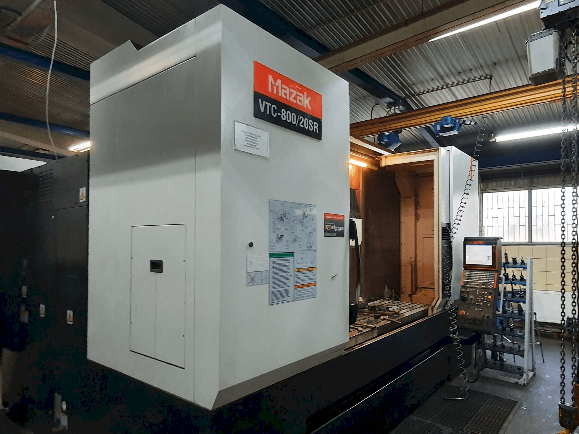 Vooraanzicht van Mazak VTC-800/20SR machine