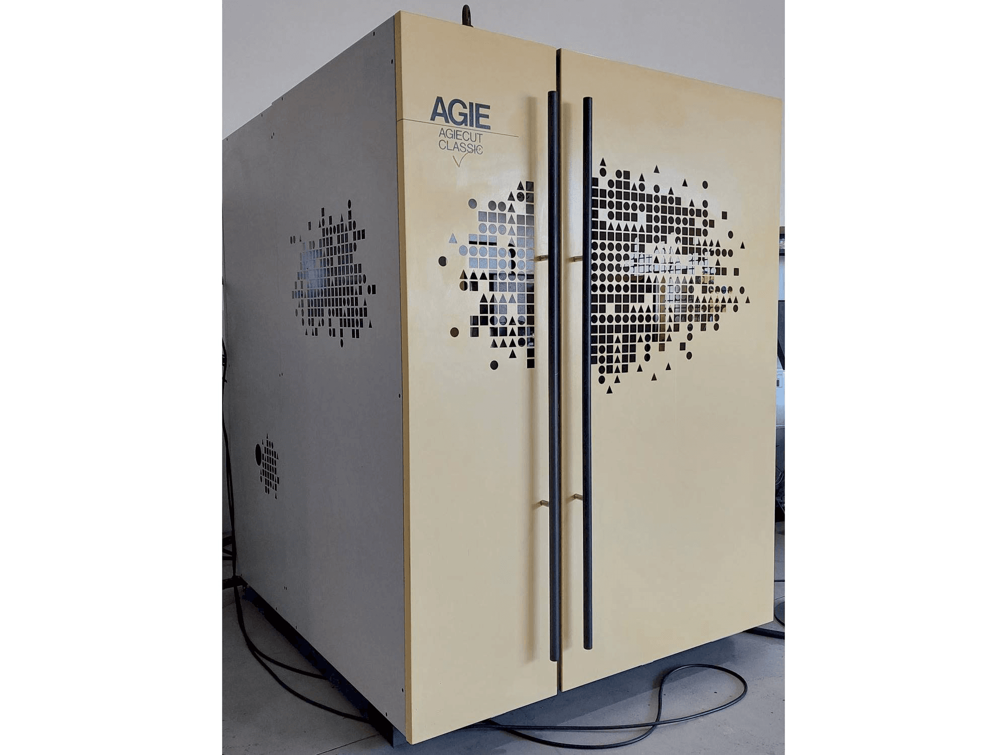 Vooraanzicht van AGIE CUT CLASSIC V2 machine