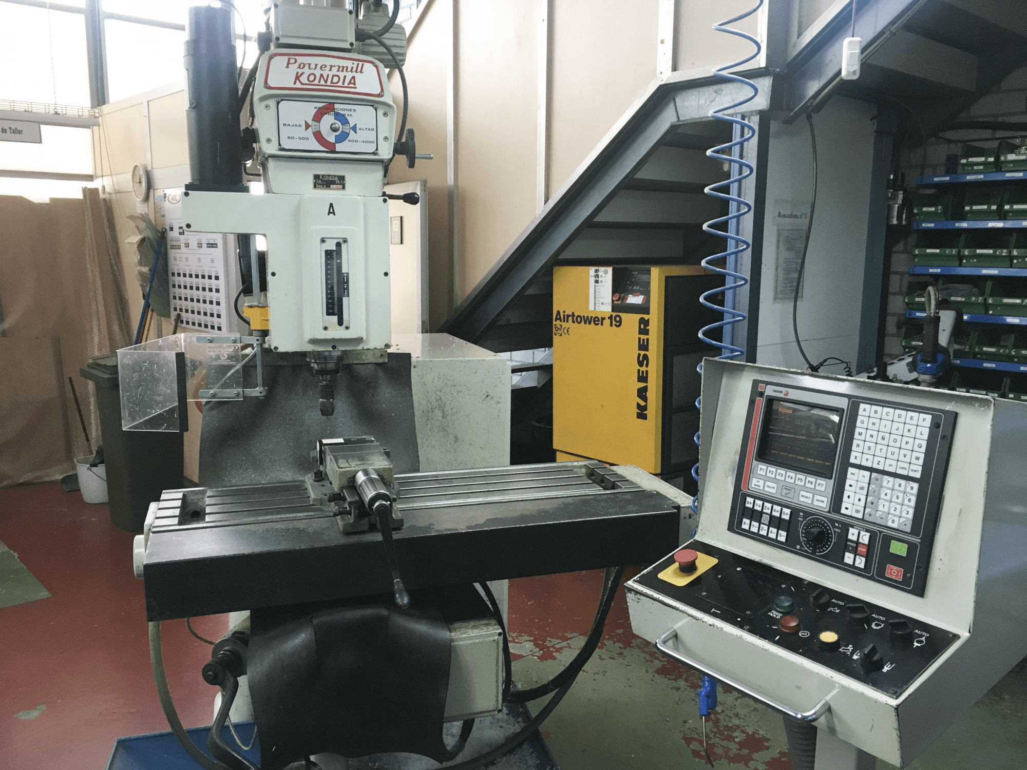 Links zicht van KONDIA Powermill FV-1 CNC machine
