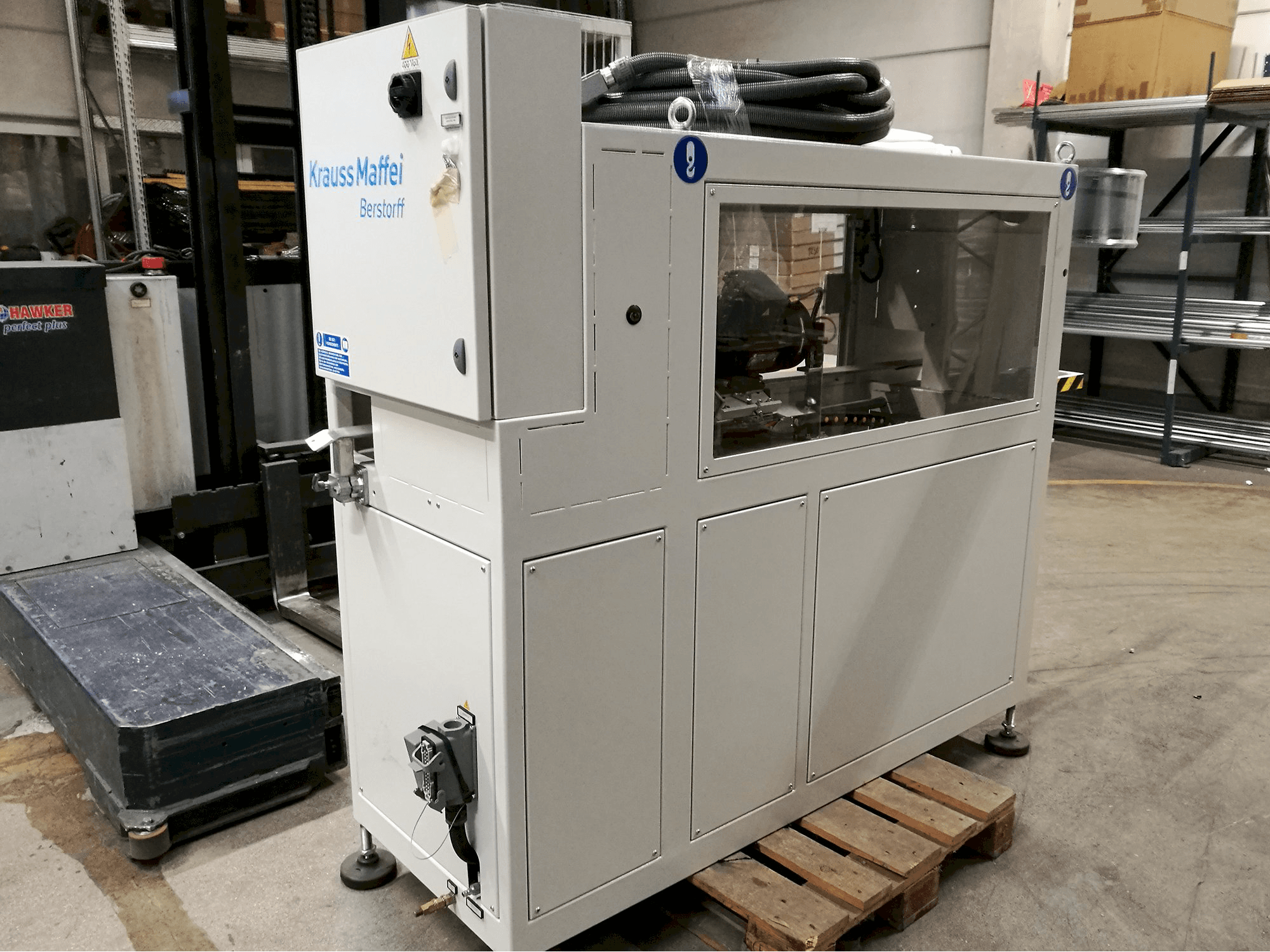 Links zicht van Krauss Maffei TL 63 machine