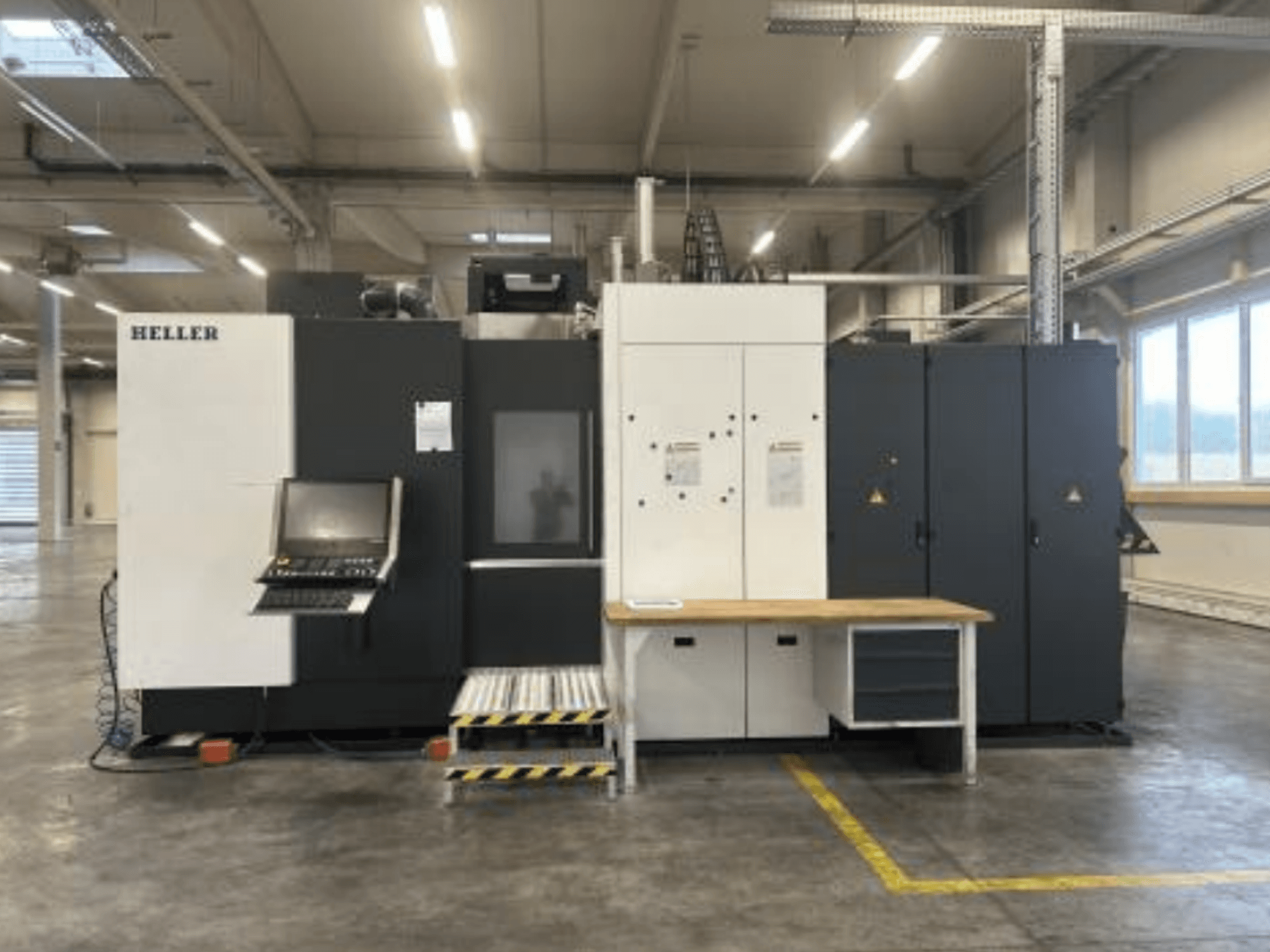 Horizontaal bewerkingscentrum HELLER H5000, vooraanzicht met het bedieningspaneel, de gereedschapopslag en de werktafel.