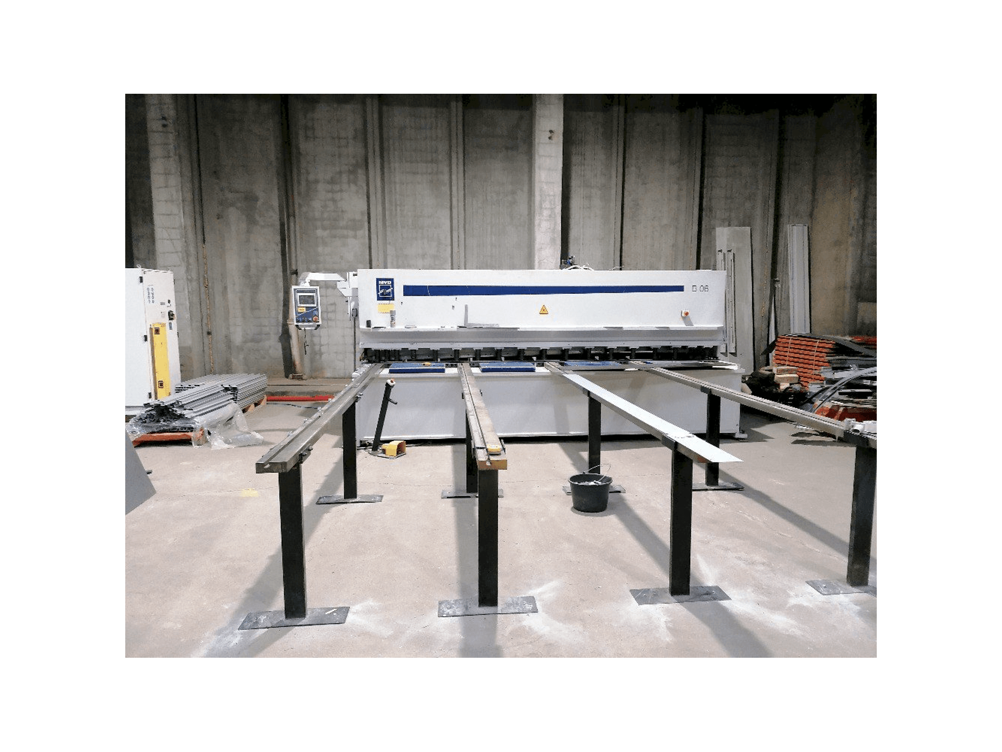 Vooraanzicht van MVD B06-4000 machine