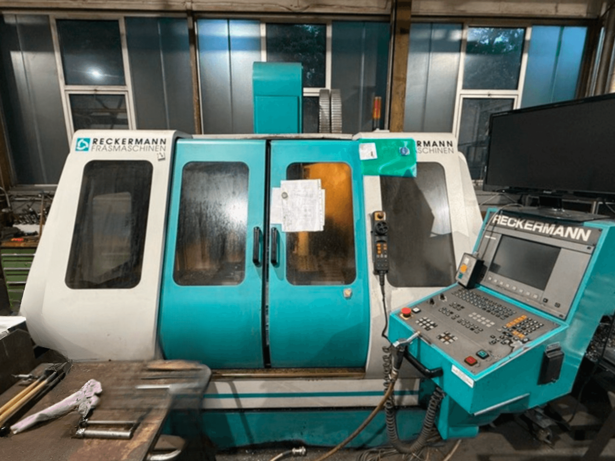 RECKERMANN VMC 850 Universeel Bewerkingscentrum, vooraanzicht met bedieningspaneel en glazen deuren.
