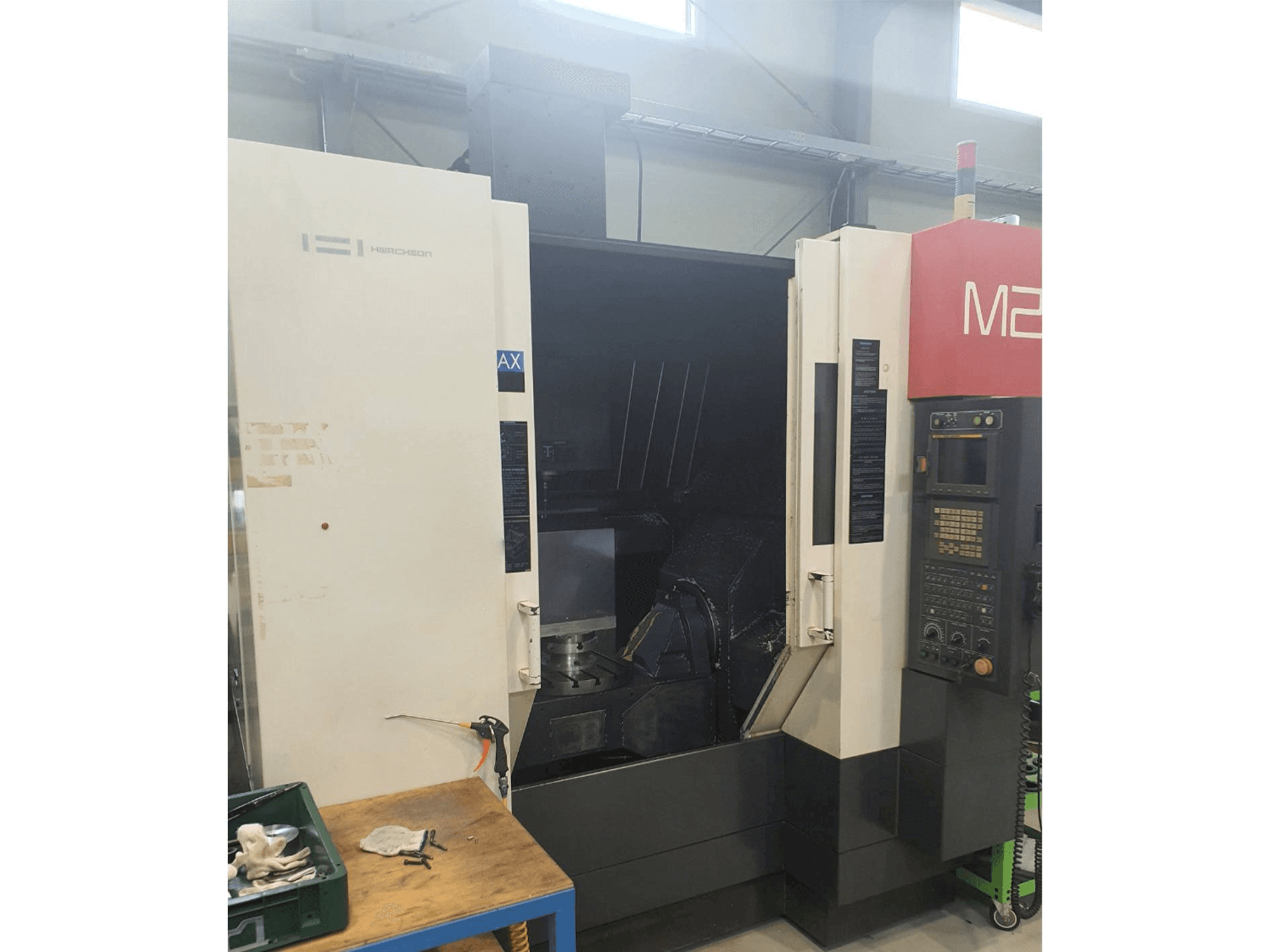 Vooraanzicht van HWACHEON M2 machine