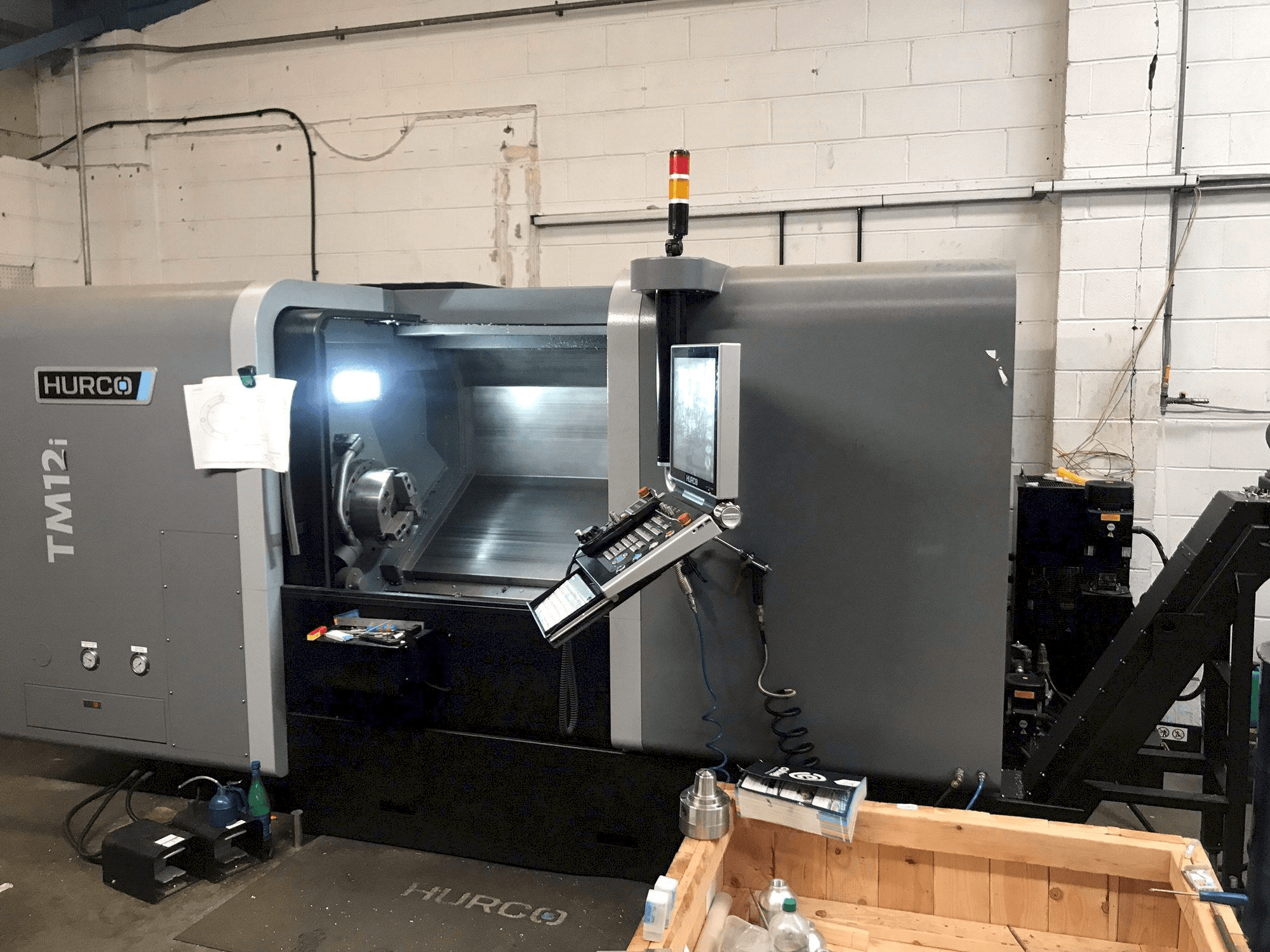 Vooraanzicht van Hurco TM12i machine