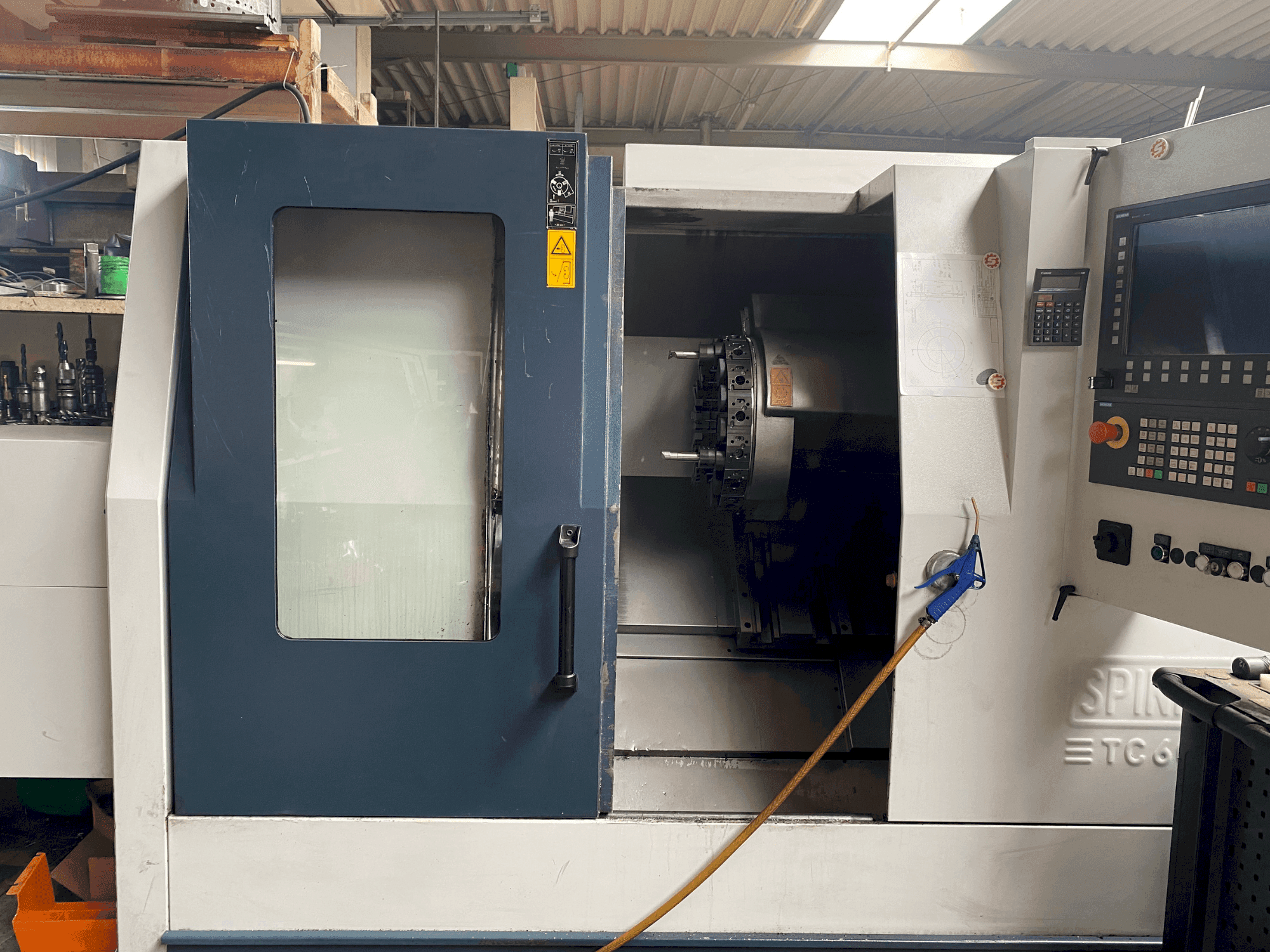 Vooraanzicht van SPINNER TC 600-65MC machine