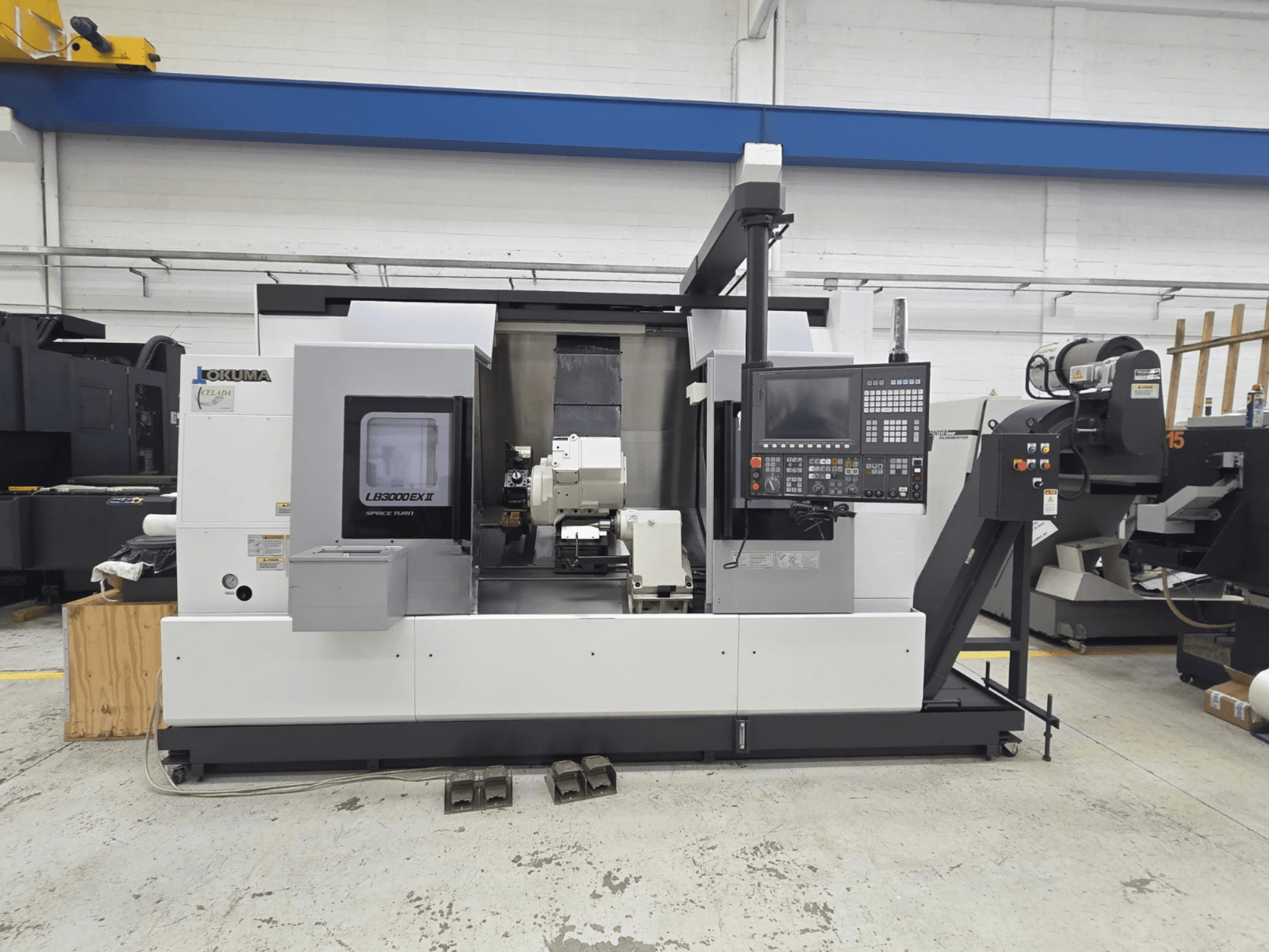 Okuma LB 3000 EXII horizontale draaimachine in vooraanzicht, met bedieningspaneel en gereedschapshouder.