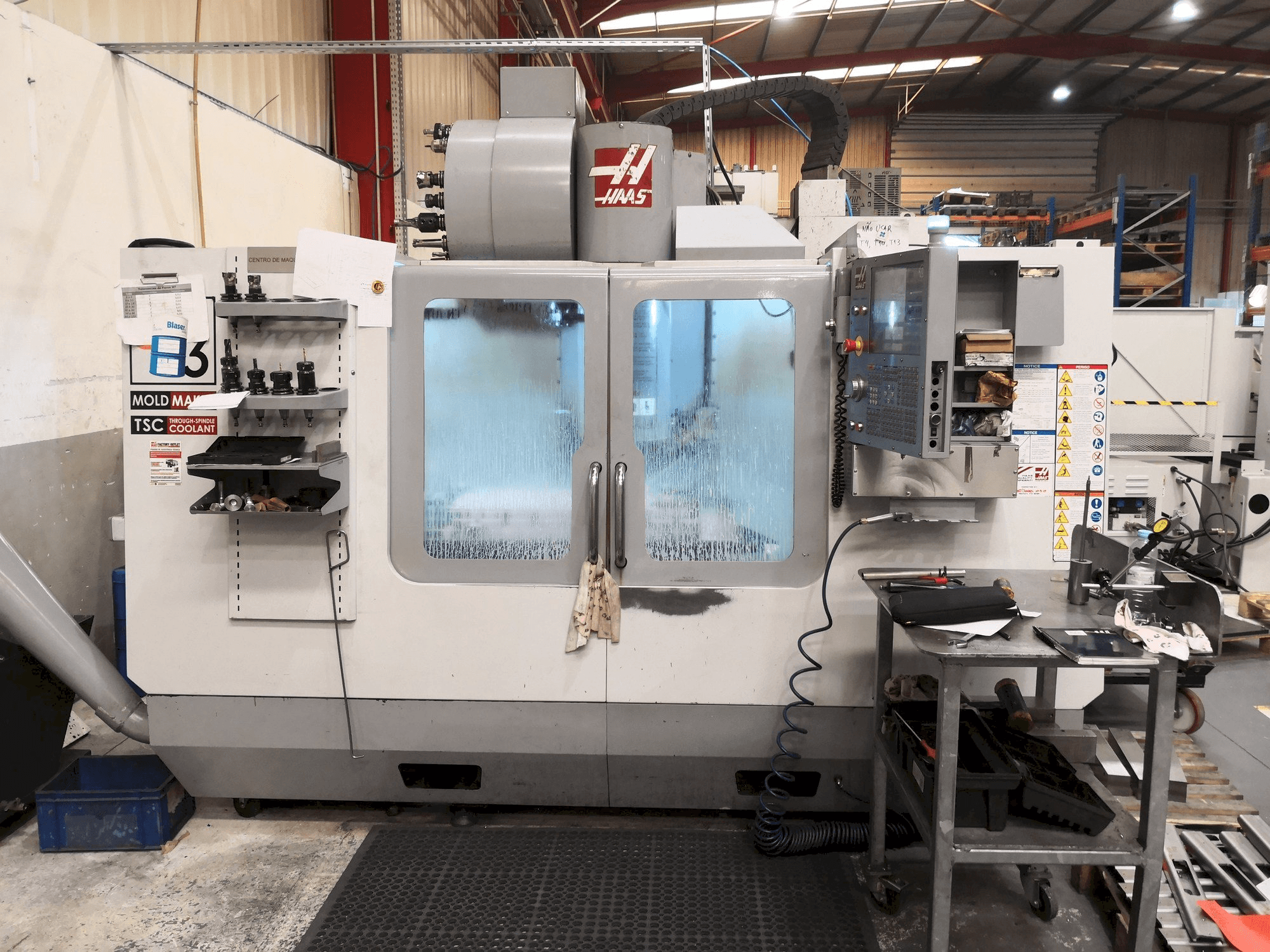 Vooraanzicht van HAAS VM3 machine