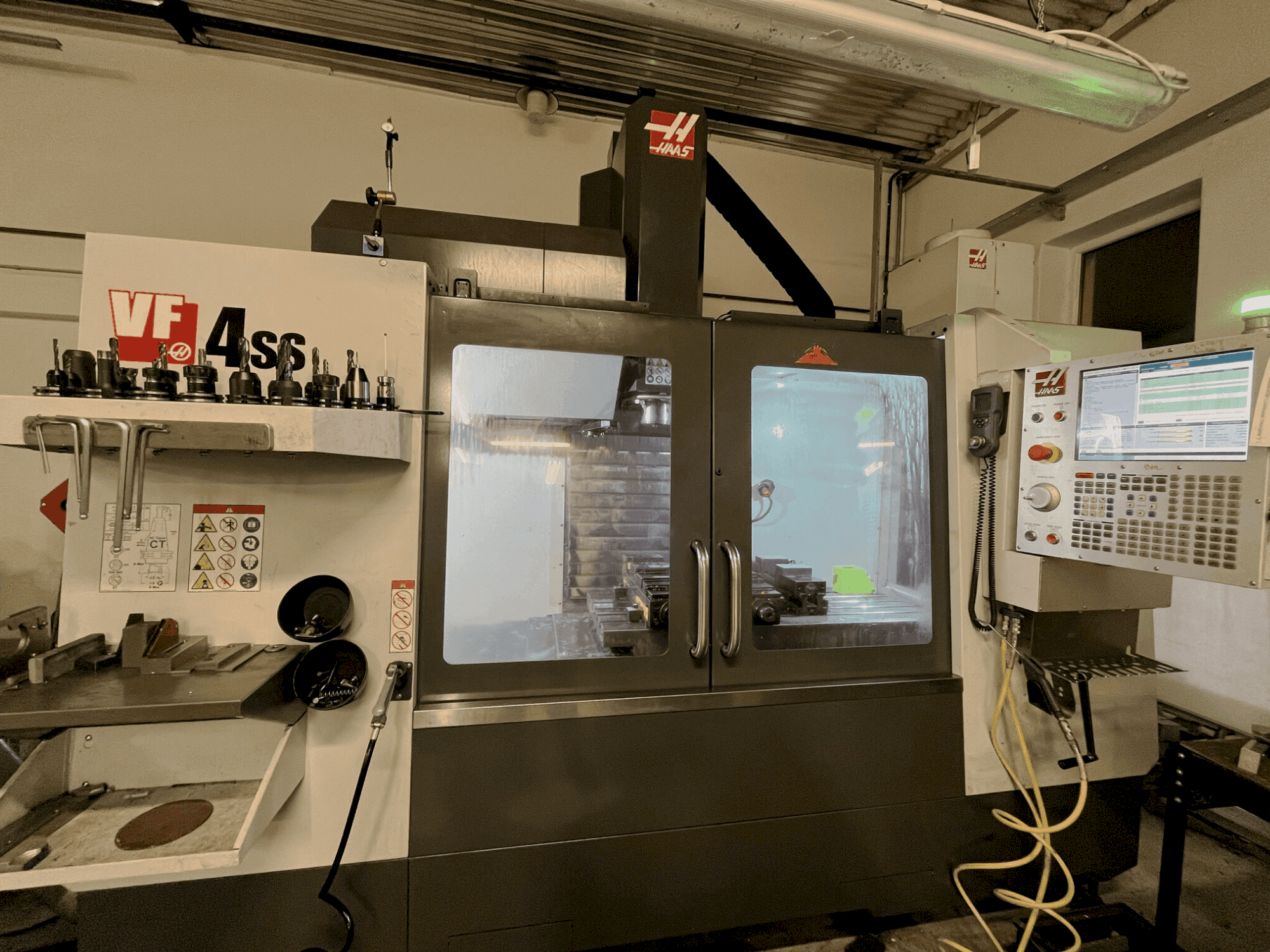Vooraanzicht van HAAS VF4-SS machine