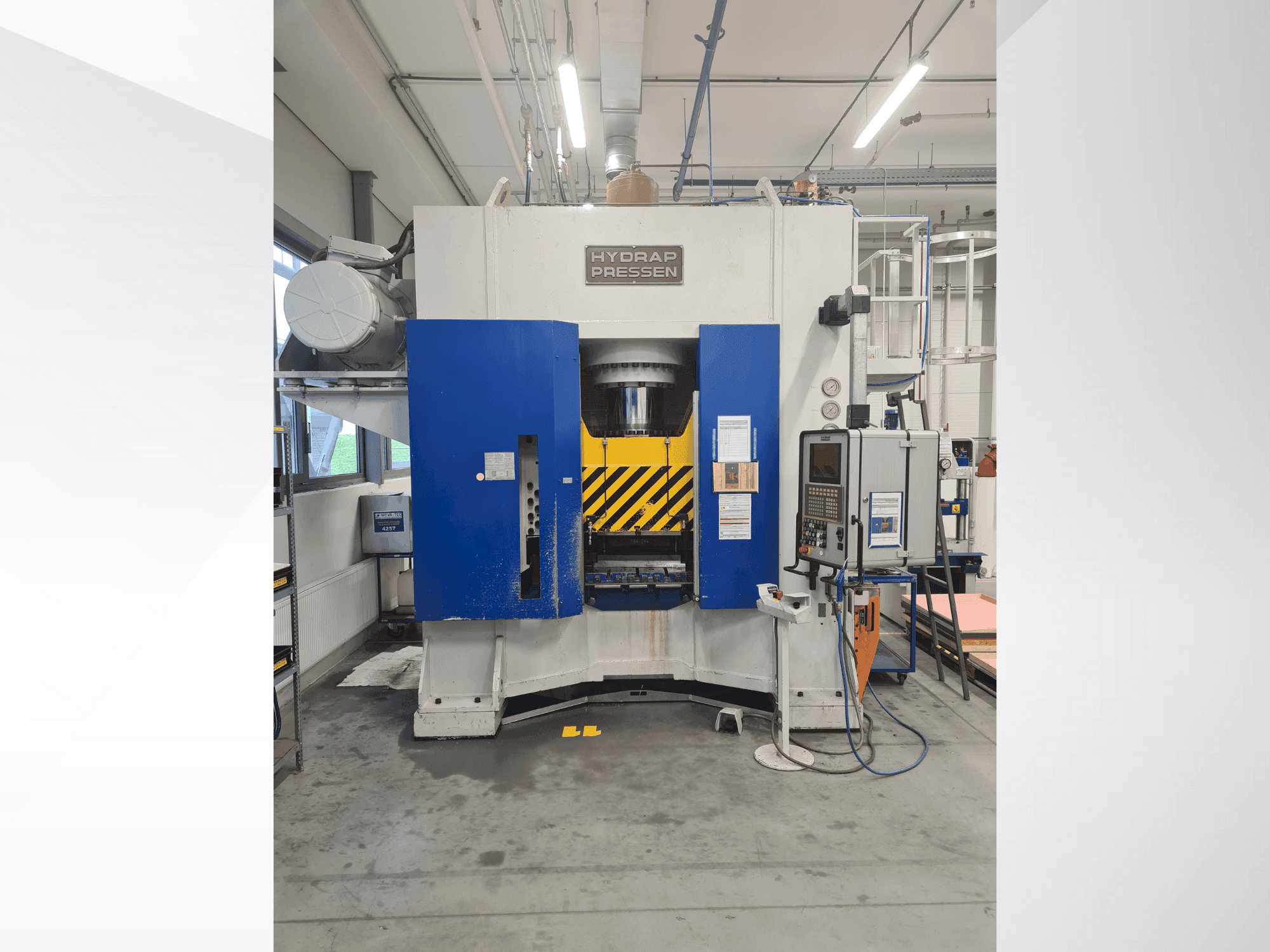 Vooraanzicht van HYDRAP HPDB 400 machine