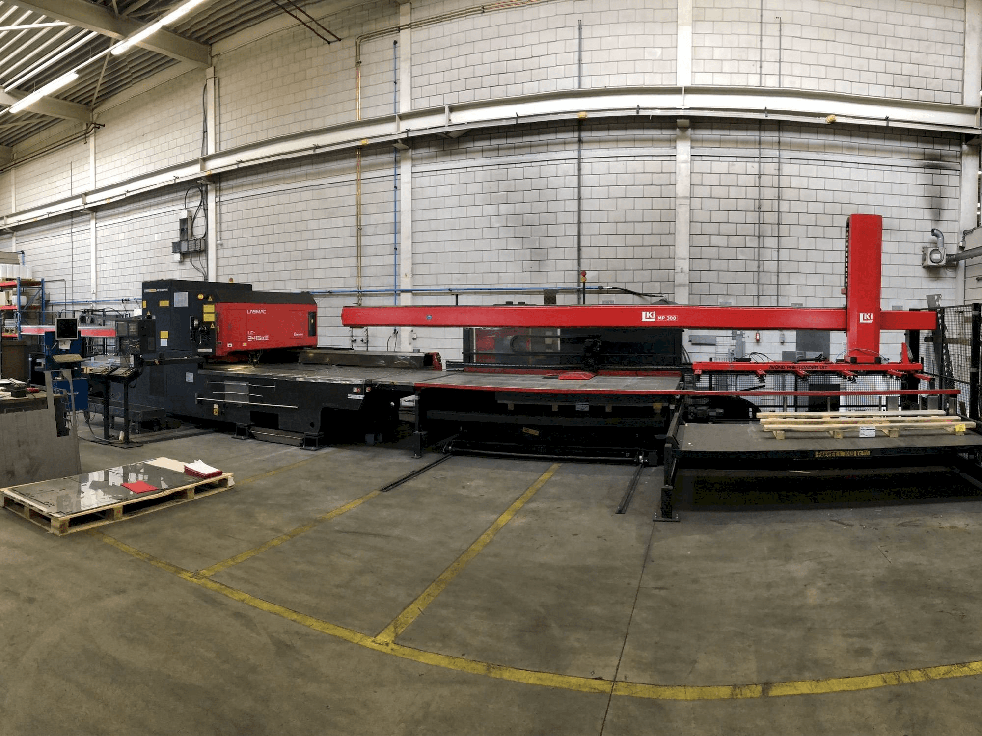 Vooraanzicht van AMADA LC2415 ALPHA III machine