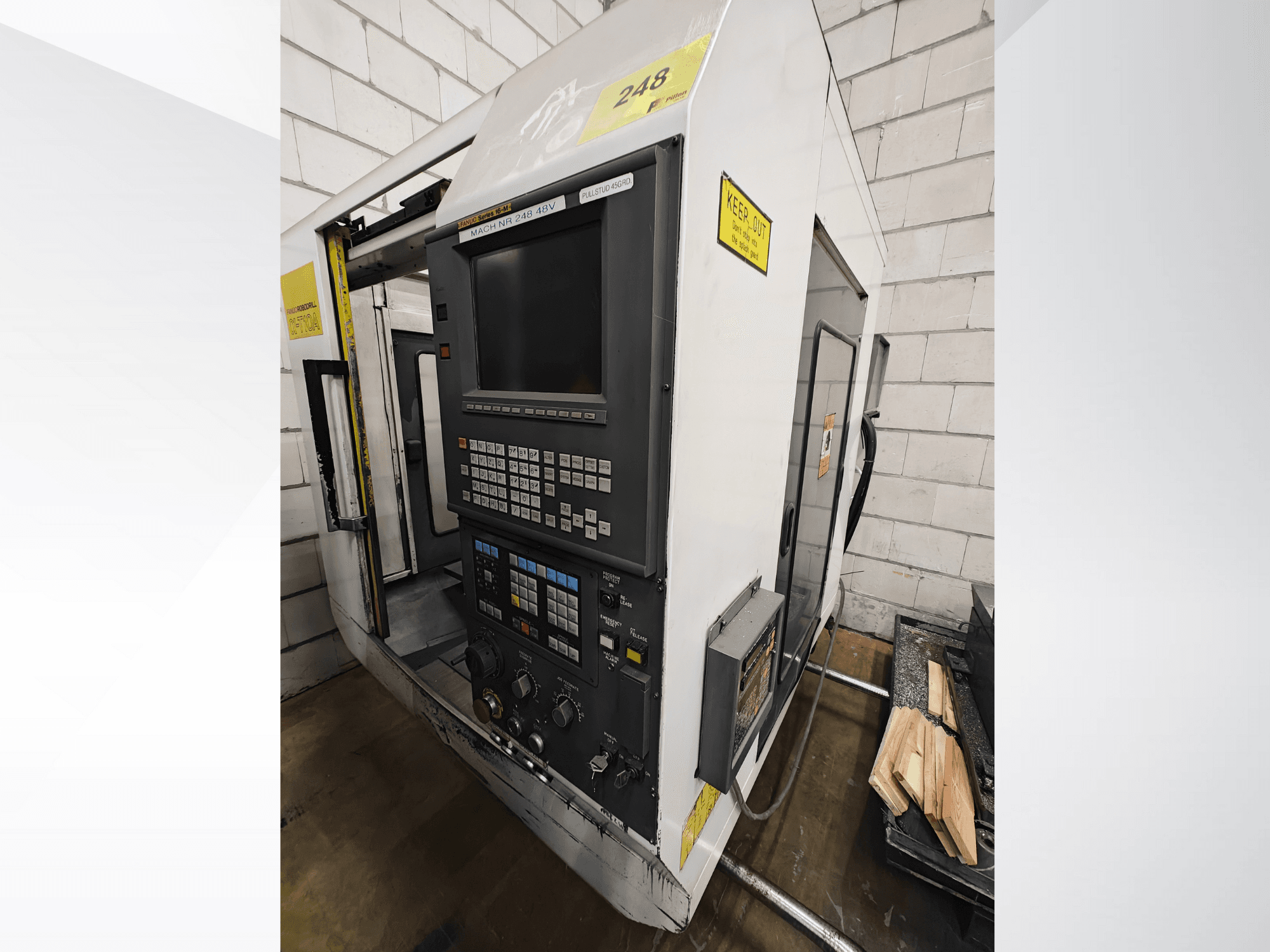 CNC machine model Nr 248, vooraanzicht, met een bedieningspaneel met knoppen en display, met houten stukken op een plank vlakbij.