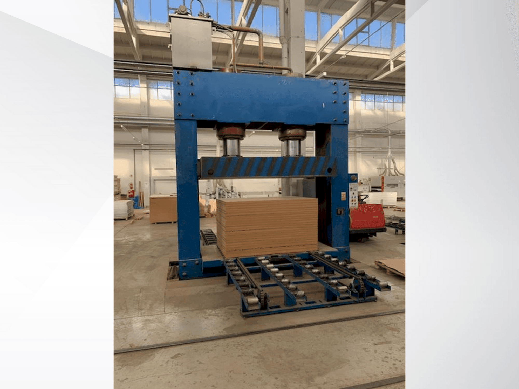 Vooraanzicht van LINYI JIANZHONG WOOD MACIHNERY JJC-CP machine