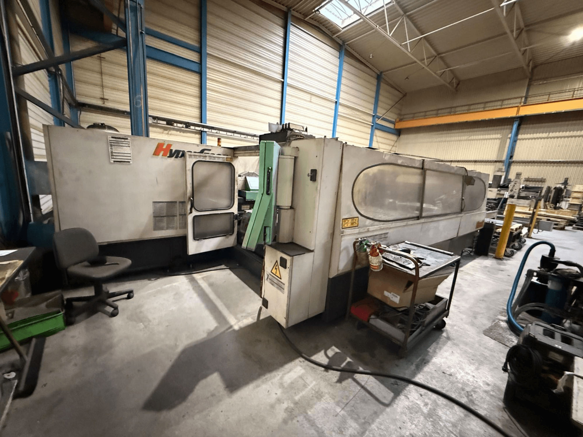 Mazak Hyper Gear 510 CO2 lasersnijmachine in werkplaats, vooraanzicht met bediening en werkruimte.