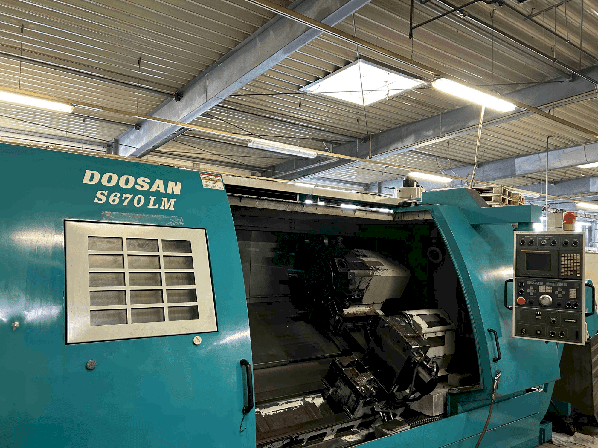 Vooraanzicht van DOOSAN S670 LM machine