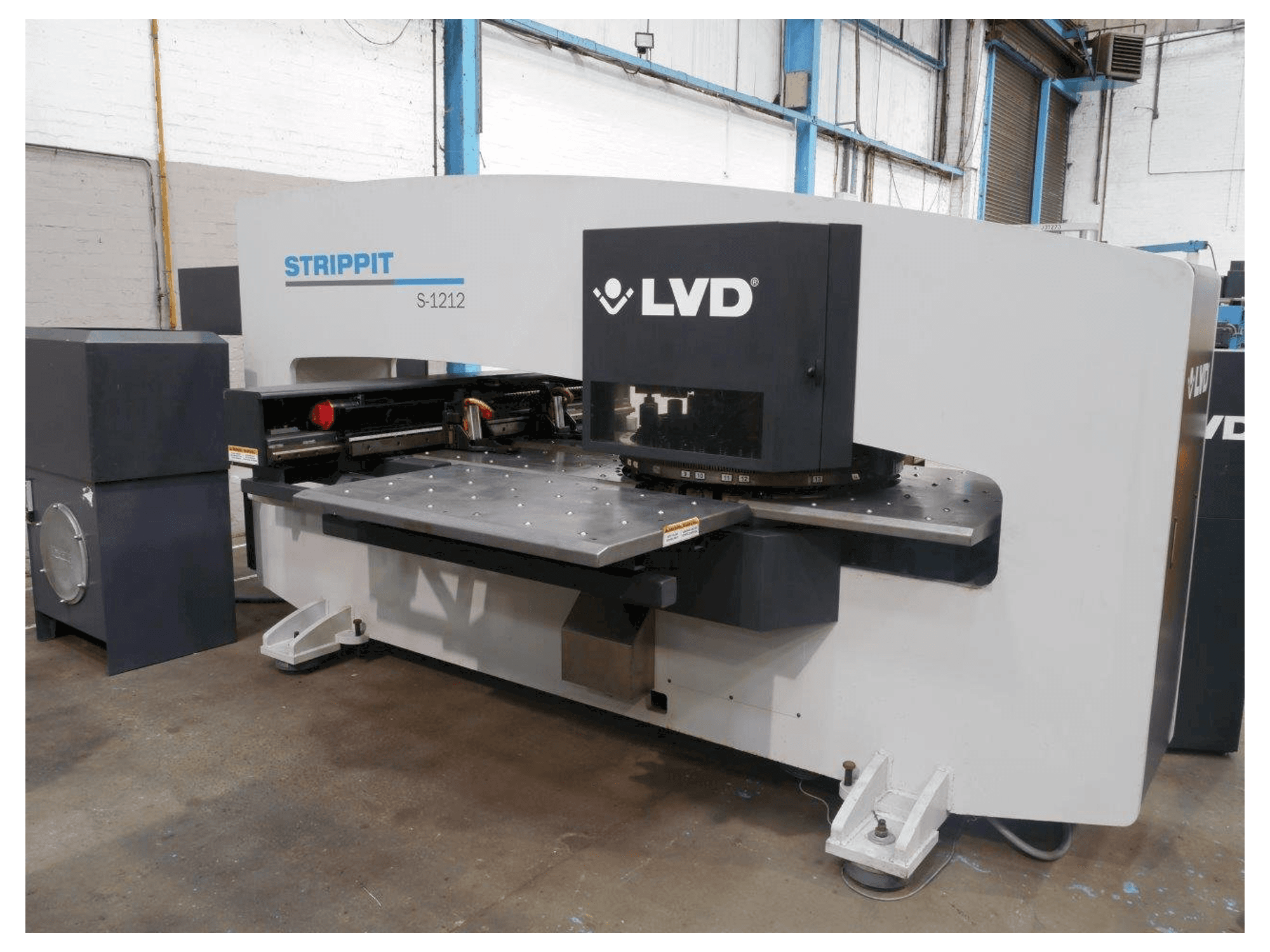 Vooraanzicht van LVD STRIPPIT S 1212 machine