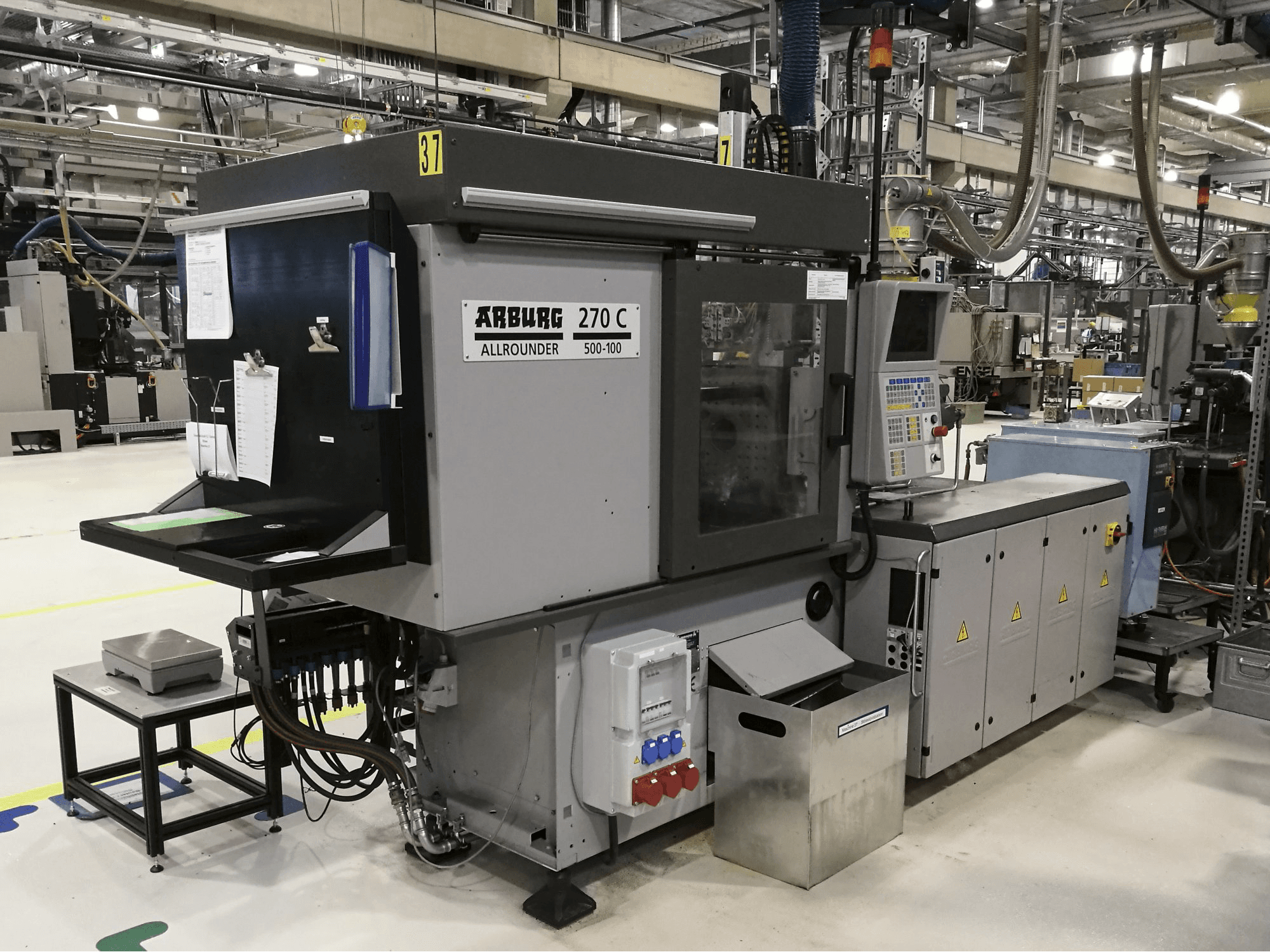 Links zicht van Arburg 270C 500-100 machine