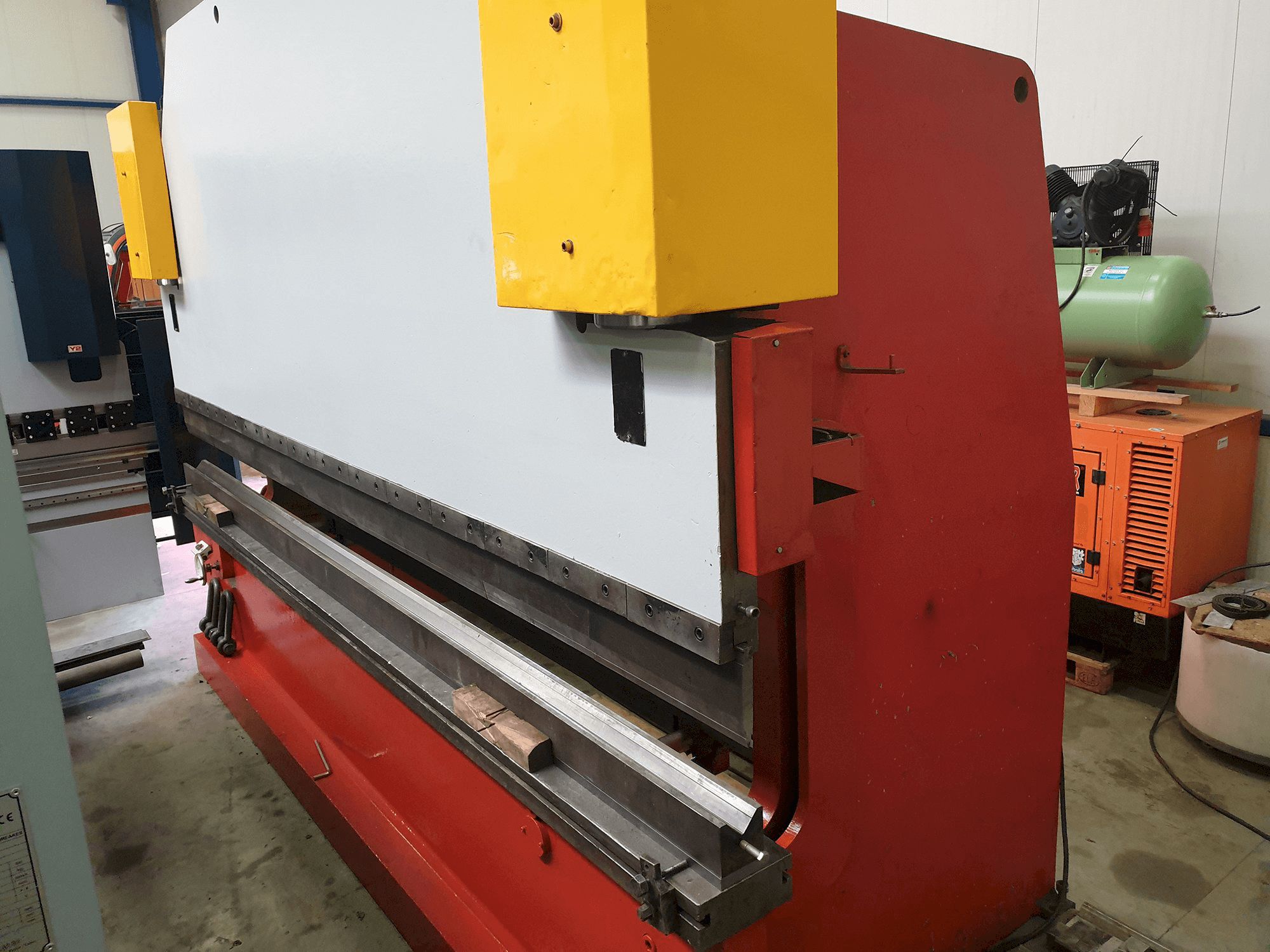 Recht aanzicht van Darley EHP 200 43/37 machine