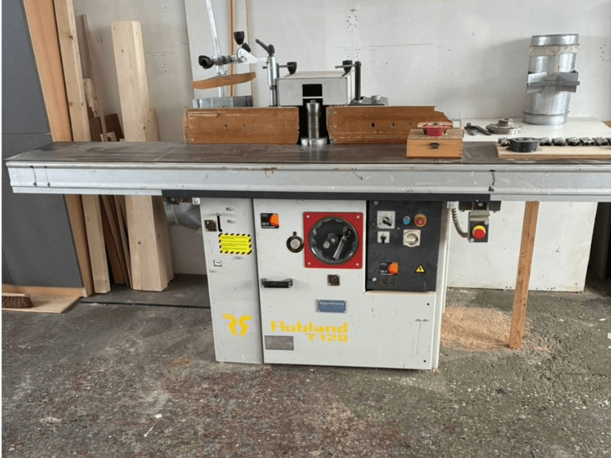 Hobbland T120 tafelmodel schaaf, vooraanzicht, heeft een zilverkleurig oppervlak, bedieningspaneel met knoppen en veiligheidslabels.