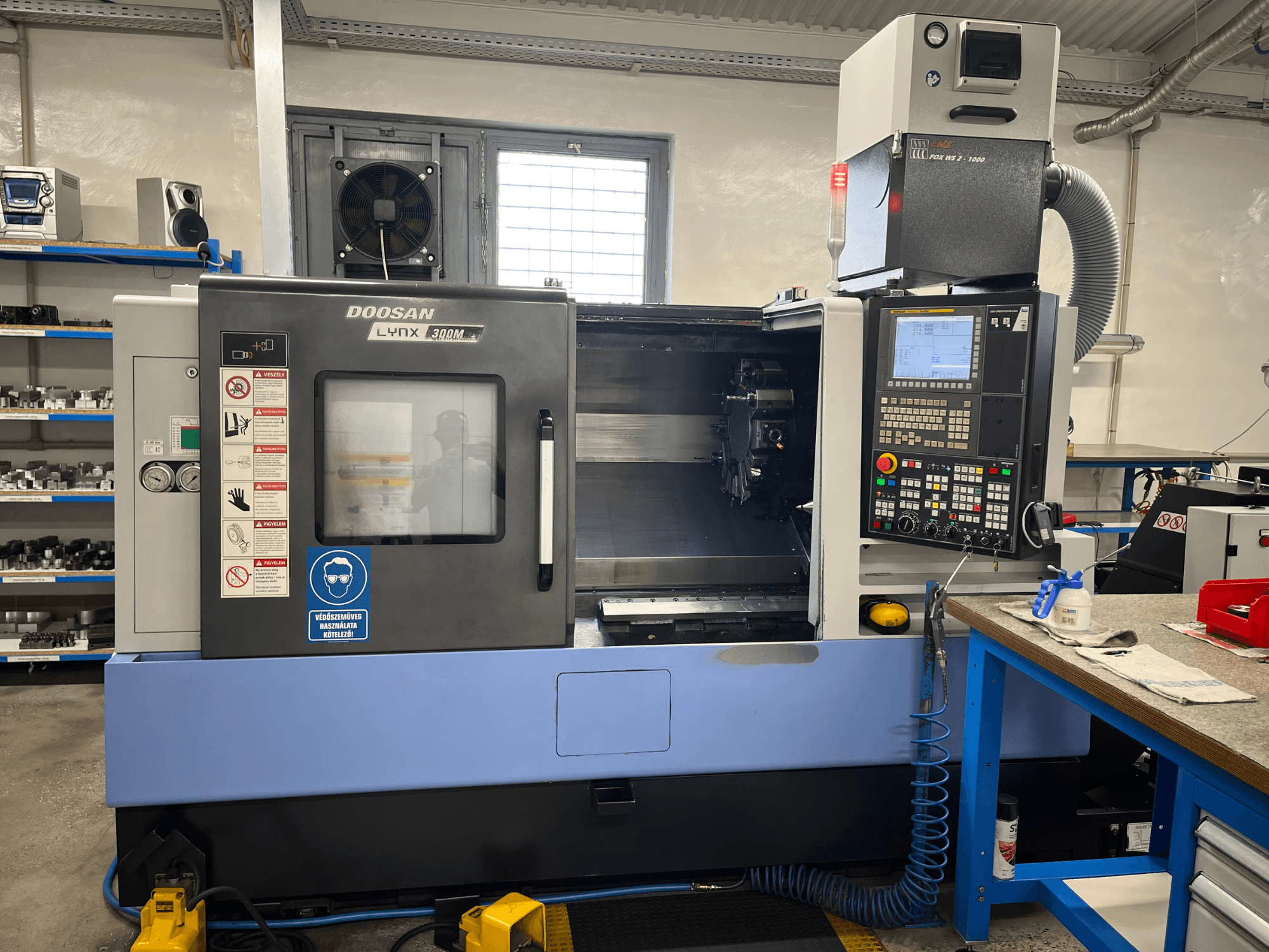 DOOSAN LYNX 300M horizontale draaibank, vooraanzicht, met bedieningspaneel en bedieningselementen.